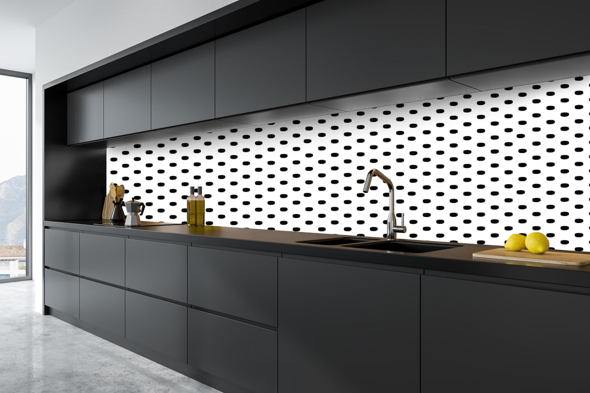 Küche - Moderne Schwarz-Weiß Punkte Musterung hinter weißen Hochglanz-Küchenregalen und schwarzem Wasserhahn