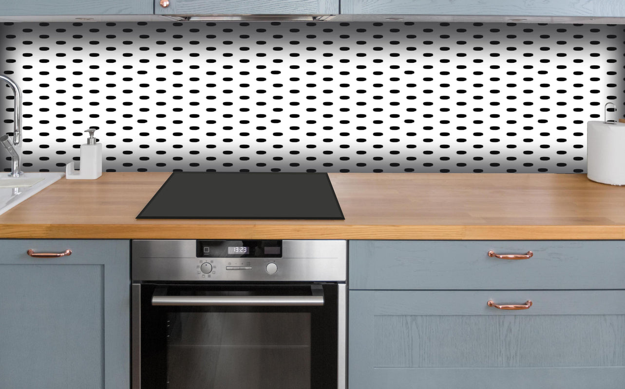 Küche - Moderne Schwarz-Weiß Punkte Musterung hinter weißen Hochglanz-Küchenregalen und schwarzem Wasserhahn