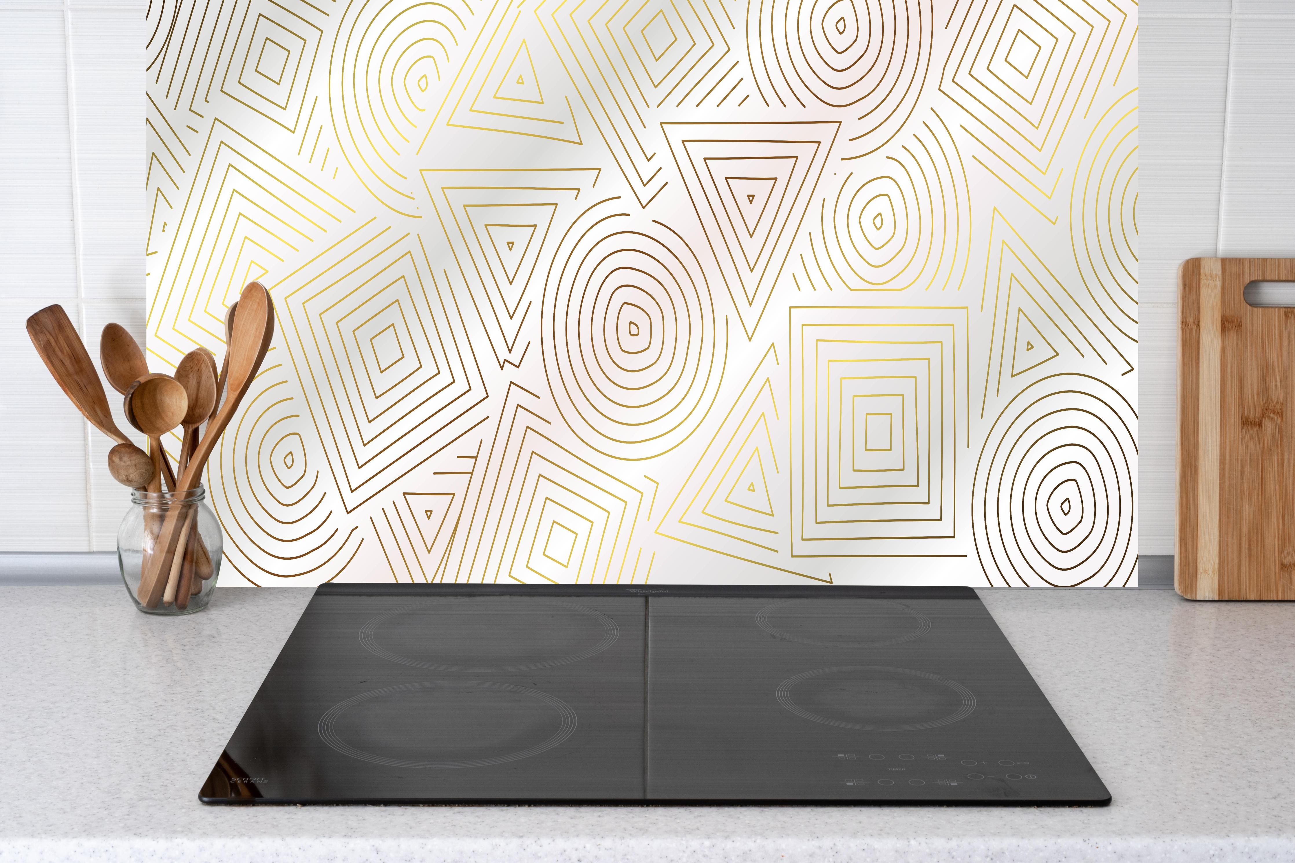 Küche - Moderne Weiß-Goldene Geometrie Textur hinter weißen Hochglanz-Küchenregalen und schwarzem Wasserhahn