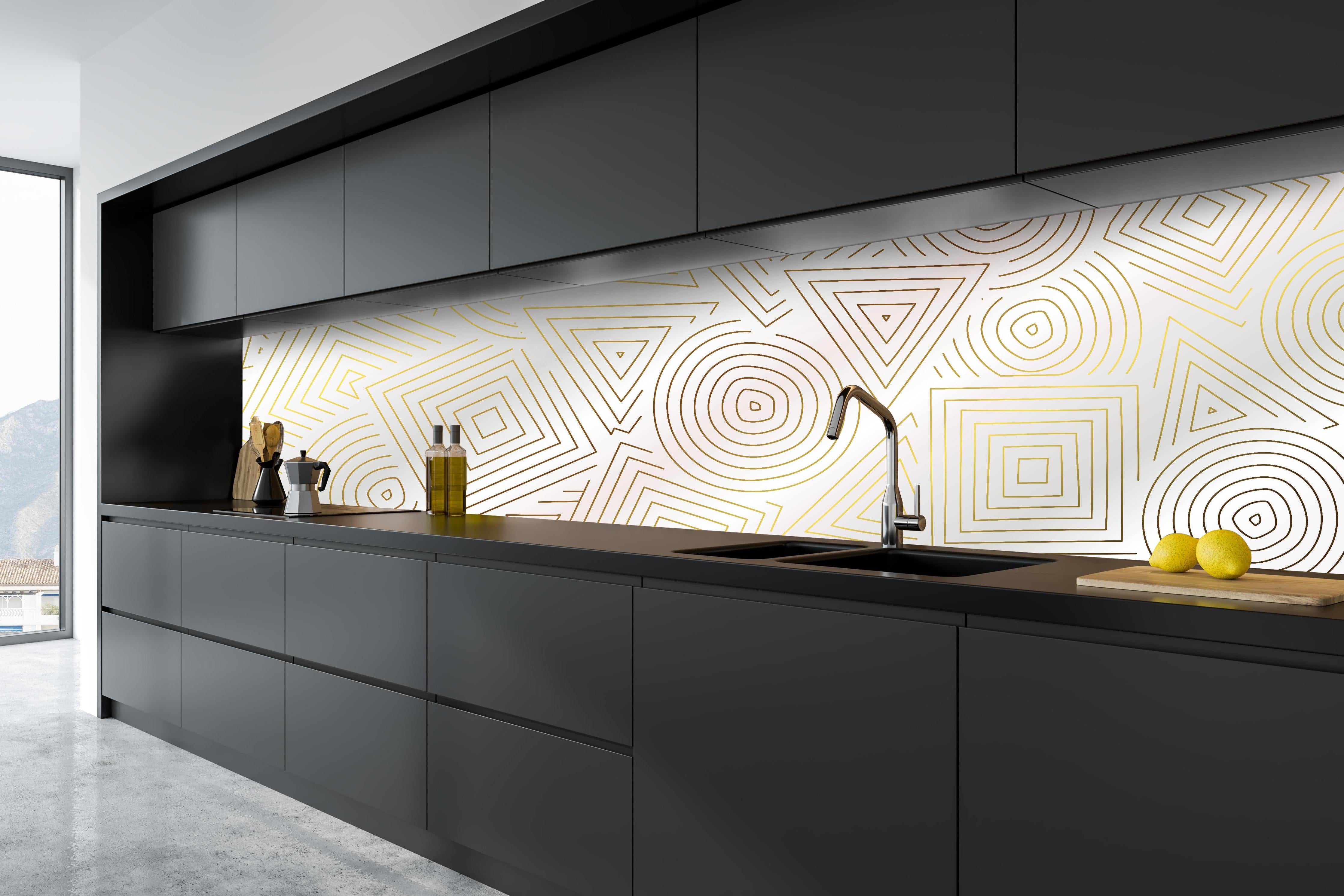 Küche - Moderne Weiß-Goldene Geometrie Textur hinter weißen Hochglanz-Küchenregalen und schwarzem Wasserhahn