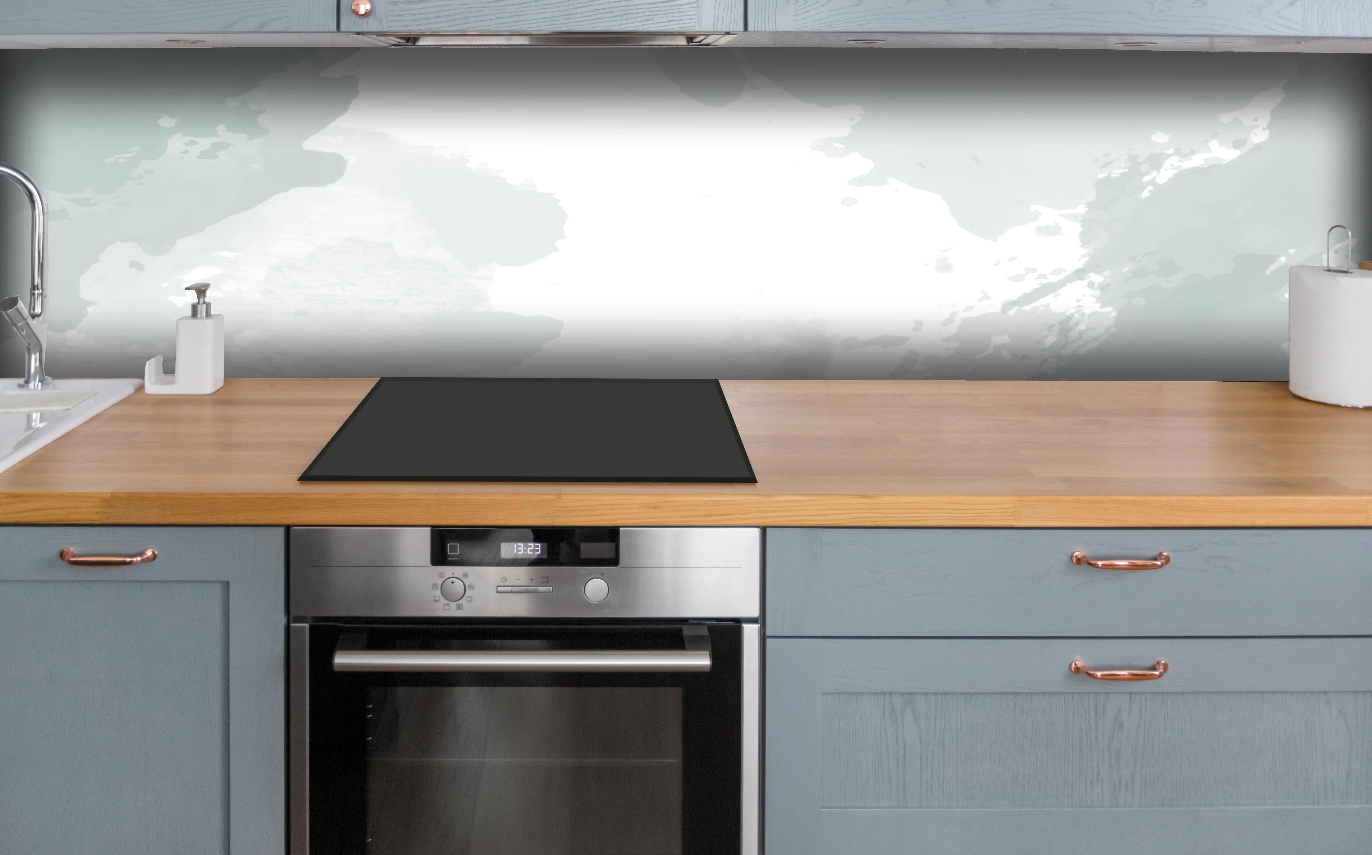 Küche - Moderne Weiß-Graue Abstrakte Textur hinter weißen Hochglanz-Küchenregalen und schwarzem Wasserhahn