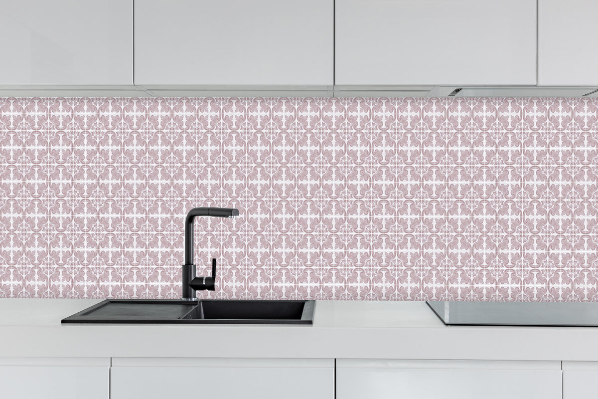 Küche - Moderne Weiß-Graue Geometrie Tapete hinter weißen Hochglanz-Küchenregalen und schwarzem Wasserhahn