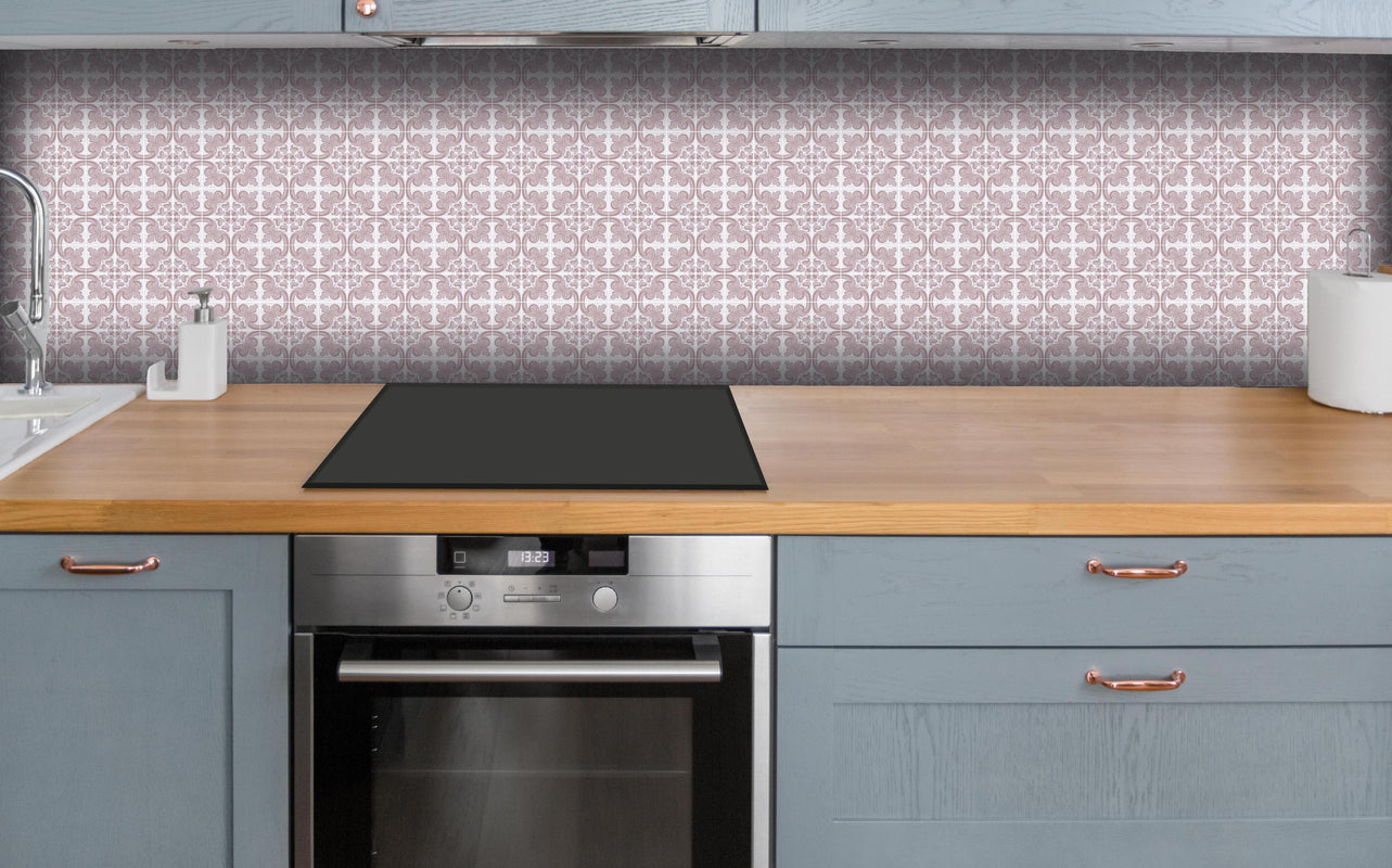Küche - Moderne Weiß-Graue Geometrie Tapete hinter weißen Hochglanz-Küchenregalen und schwarzem Wasserhahn