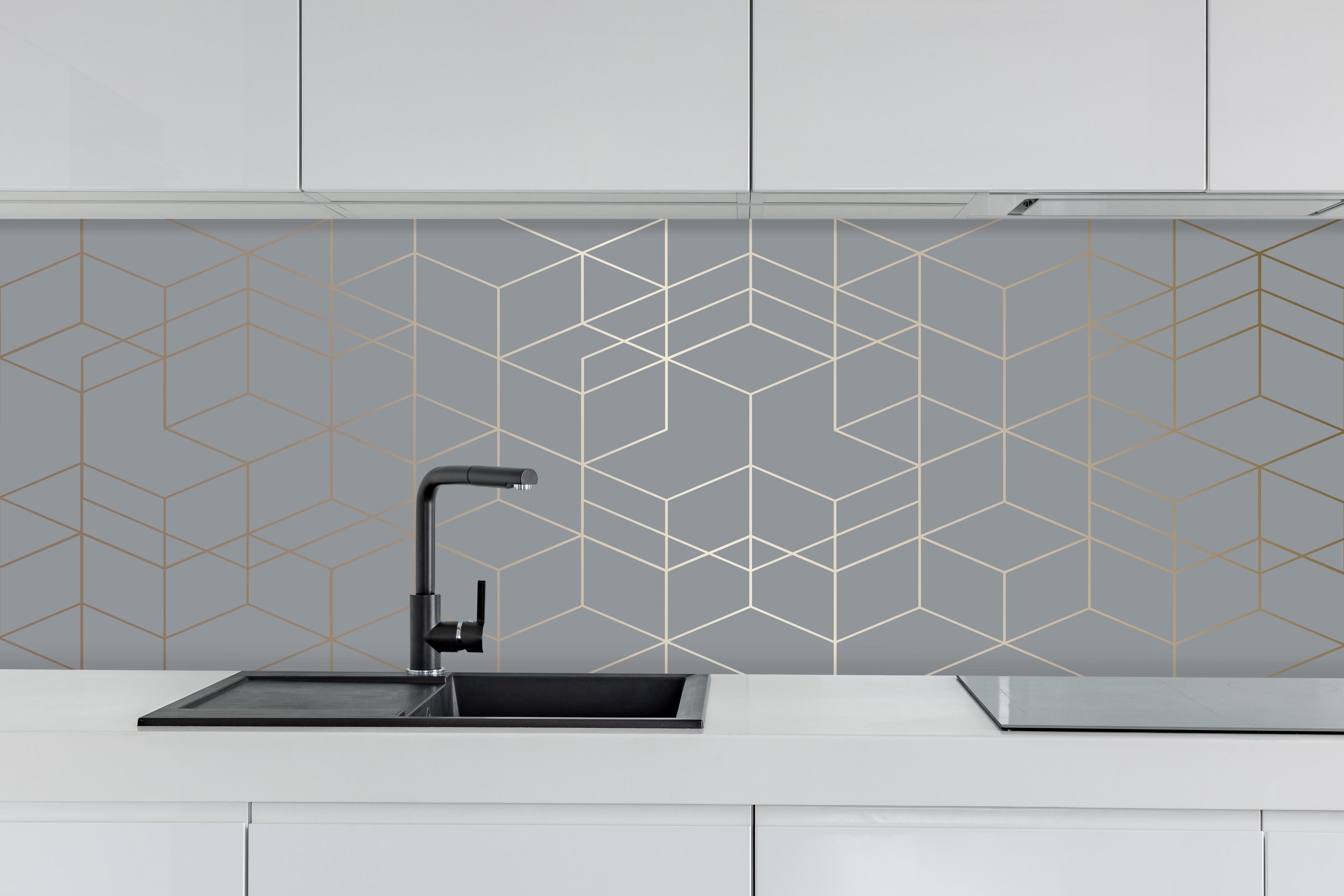 Küche - Moderne abstrakte Geometrie in Grautönen hinter weißen Hochglanz-Küchenregalen und schwarzem Wasserhahn