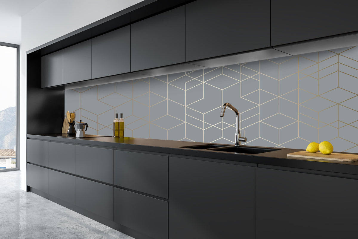 Küche - Moderne abstrakte Geometrie in Grautönen hinter weißen Hochglanz-Küchenregalen und schwarzem Wasserhahn