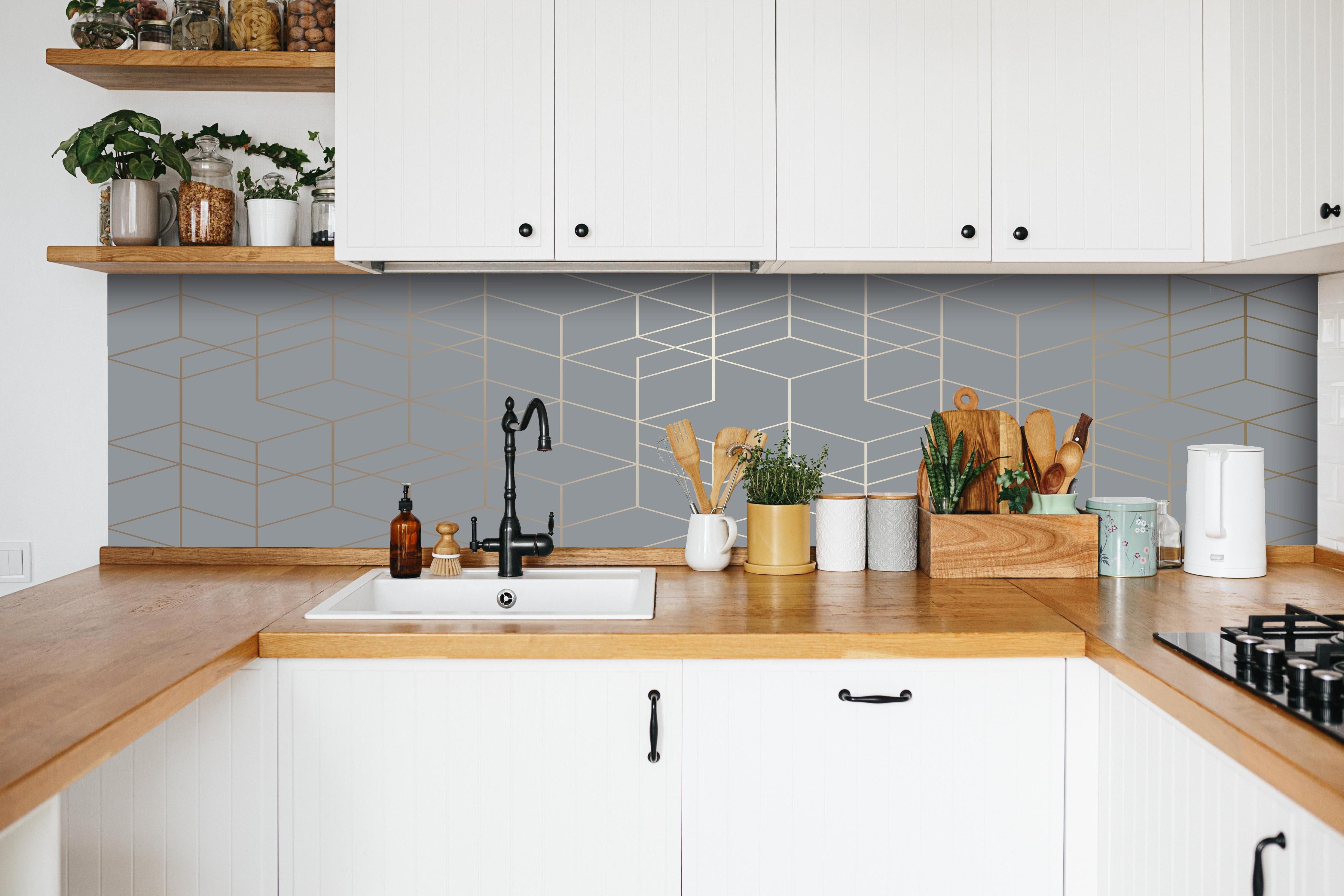 Küche - Moderne abstrakte Geometrie in Grautönen hinter weißen Hochglanz-Küchenregalen und schwarzem Wasserhahn