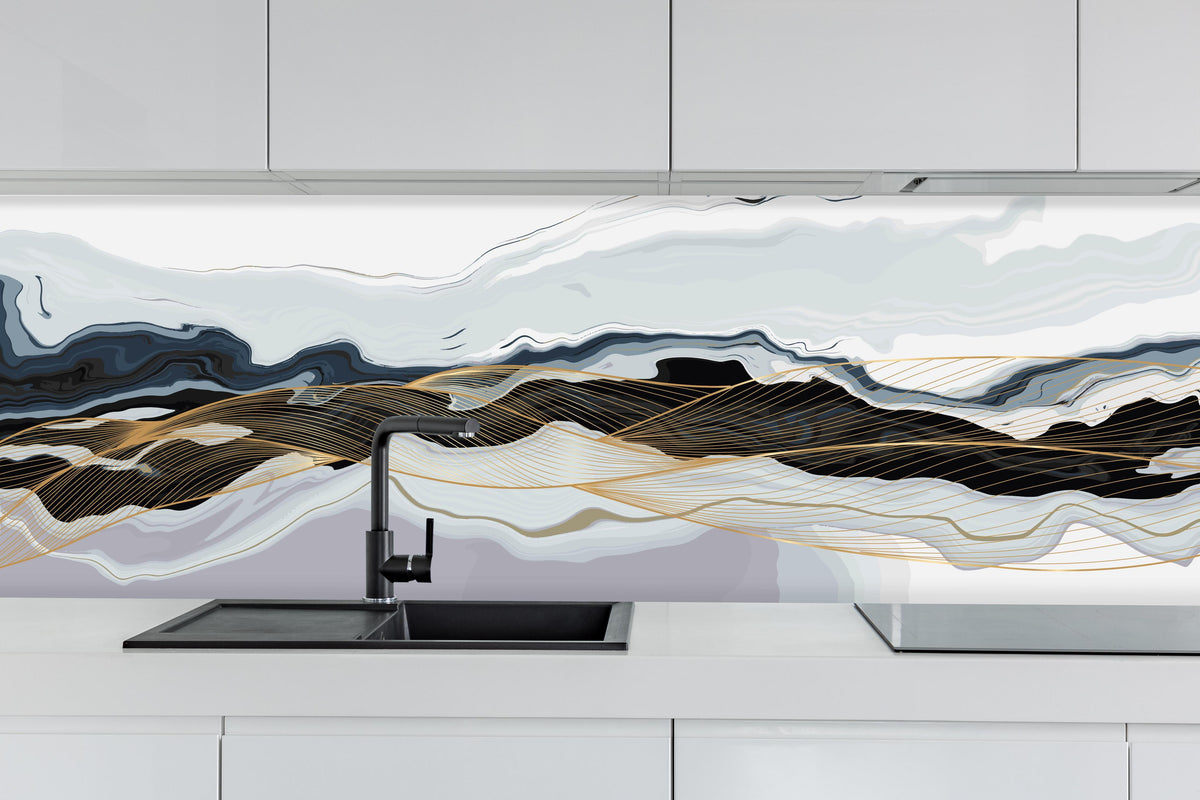 Küche - Moderne abstrakte Kunst in Erdtönen hinter weißen Hochglanz-Küchenregalen und schwarzem Wasserhahn