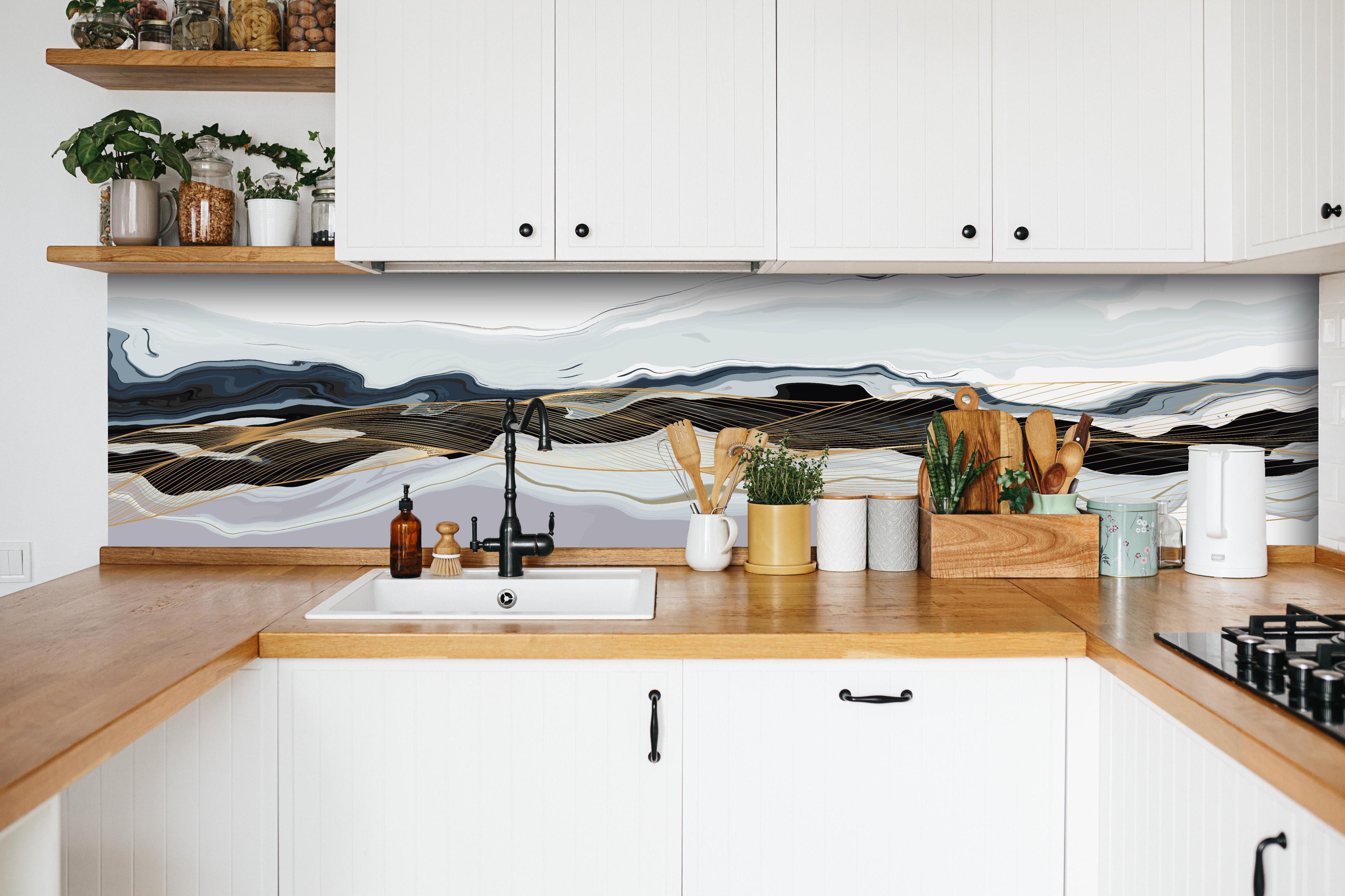Küche - Moderne abstrakte Linienkunst in Erdtönen hinter weißen Hochglanz-Küchenregalen und schwarzem Wasserhahn