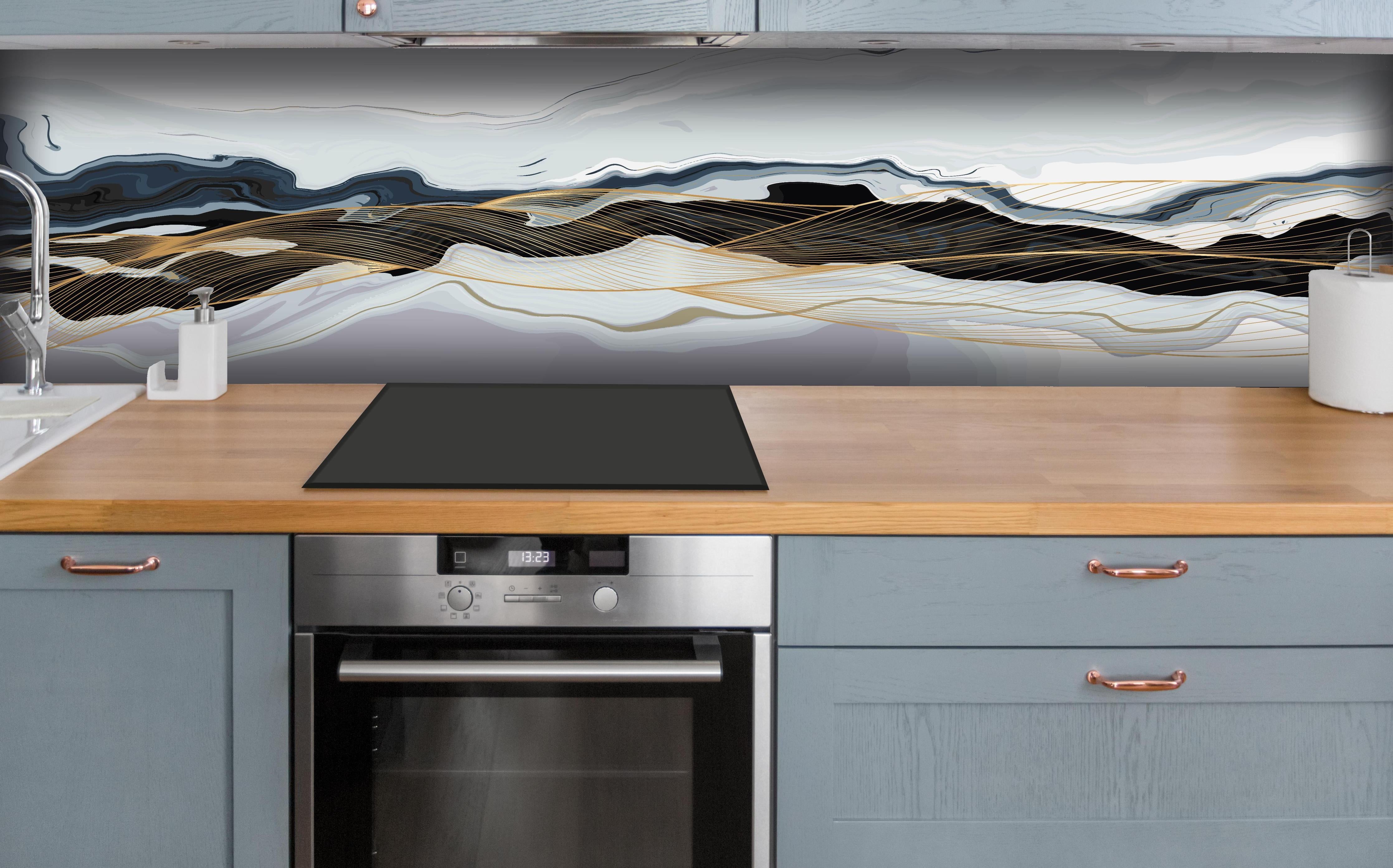 Küche - Moderne abstrakte Linienkunst in Erdtönen hinter weißen Hochglanz-Küchenregalen und schwarzem Wasserhahn