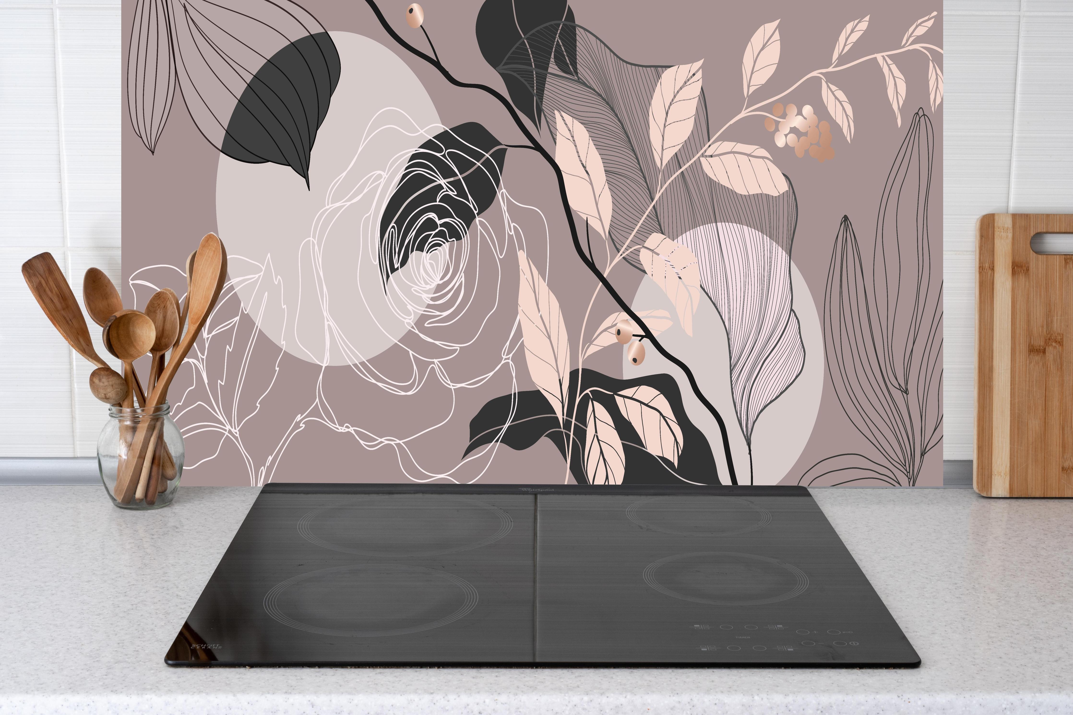 Küche - Moderne beige Blumen Linienkunst hinter weißen Hochglanz-Küchenregalen und schwarzem Wasserhahn
