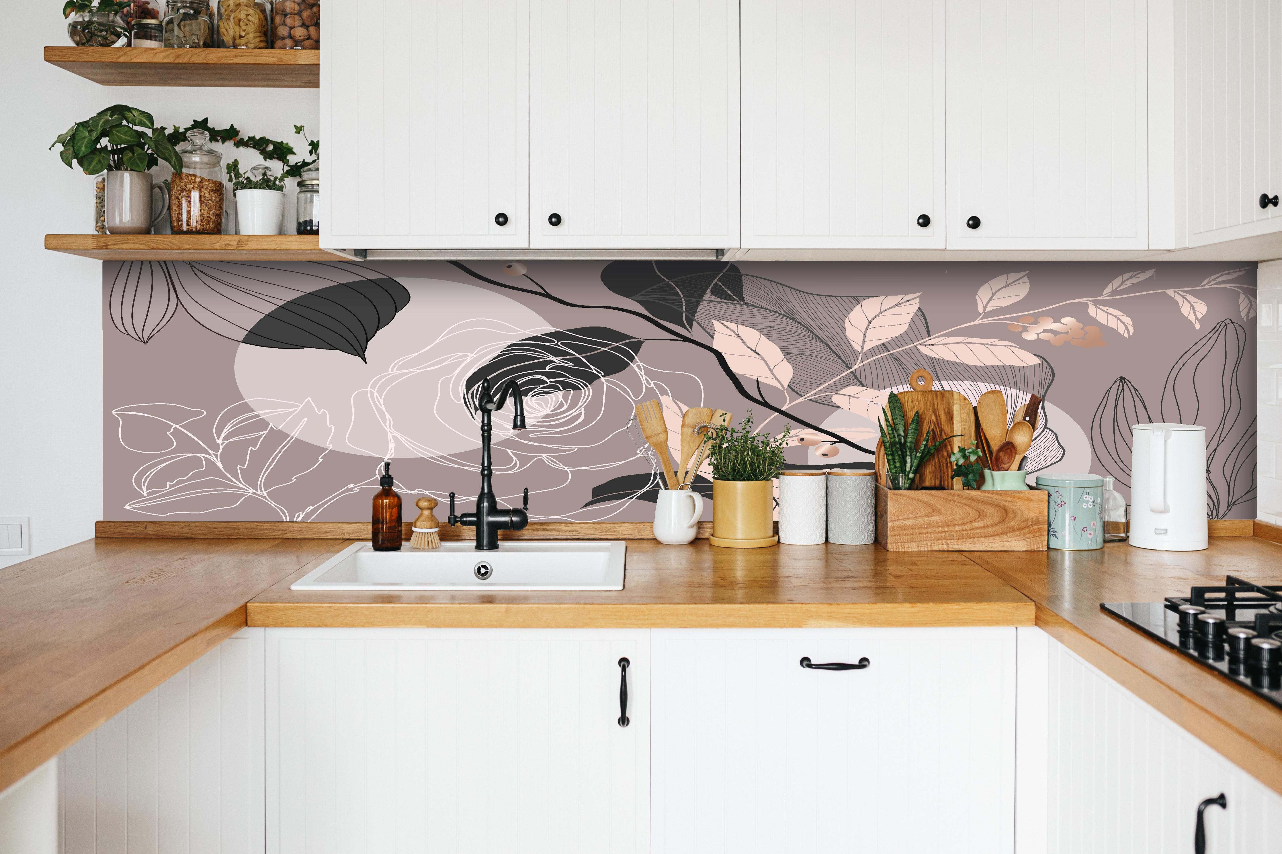 Küche - Moderne beige Blumen Linienkunst hinter weißen Hochglanz-Küchenregalen und schwarzem Wasserhahn