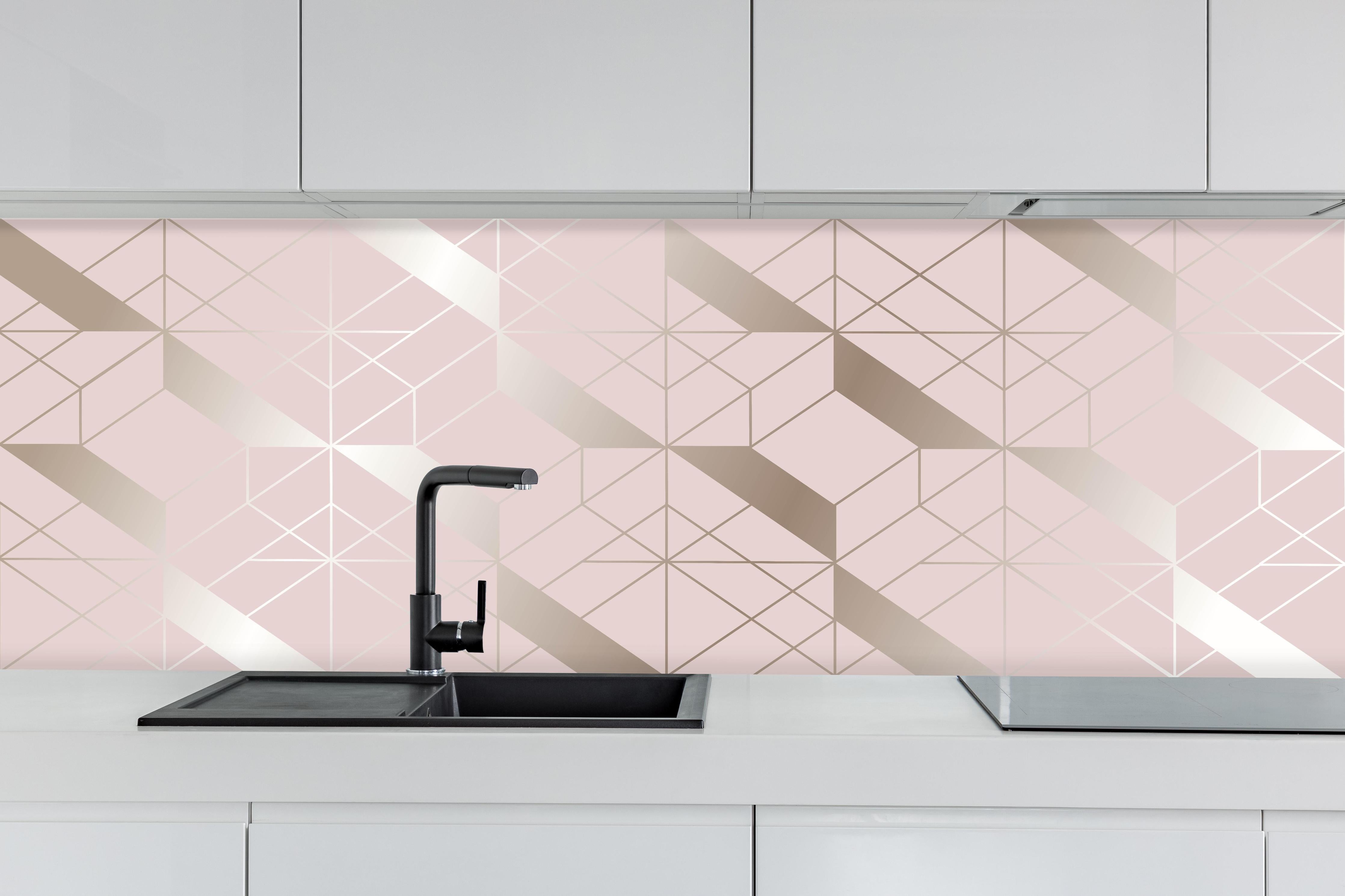 Küche - Moderne beige geometrische Design-Tapete hinter weißen Hochglanz-Küchenregalen und schwarzem Wasserhahn