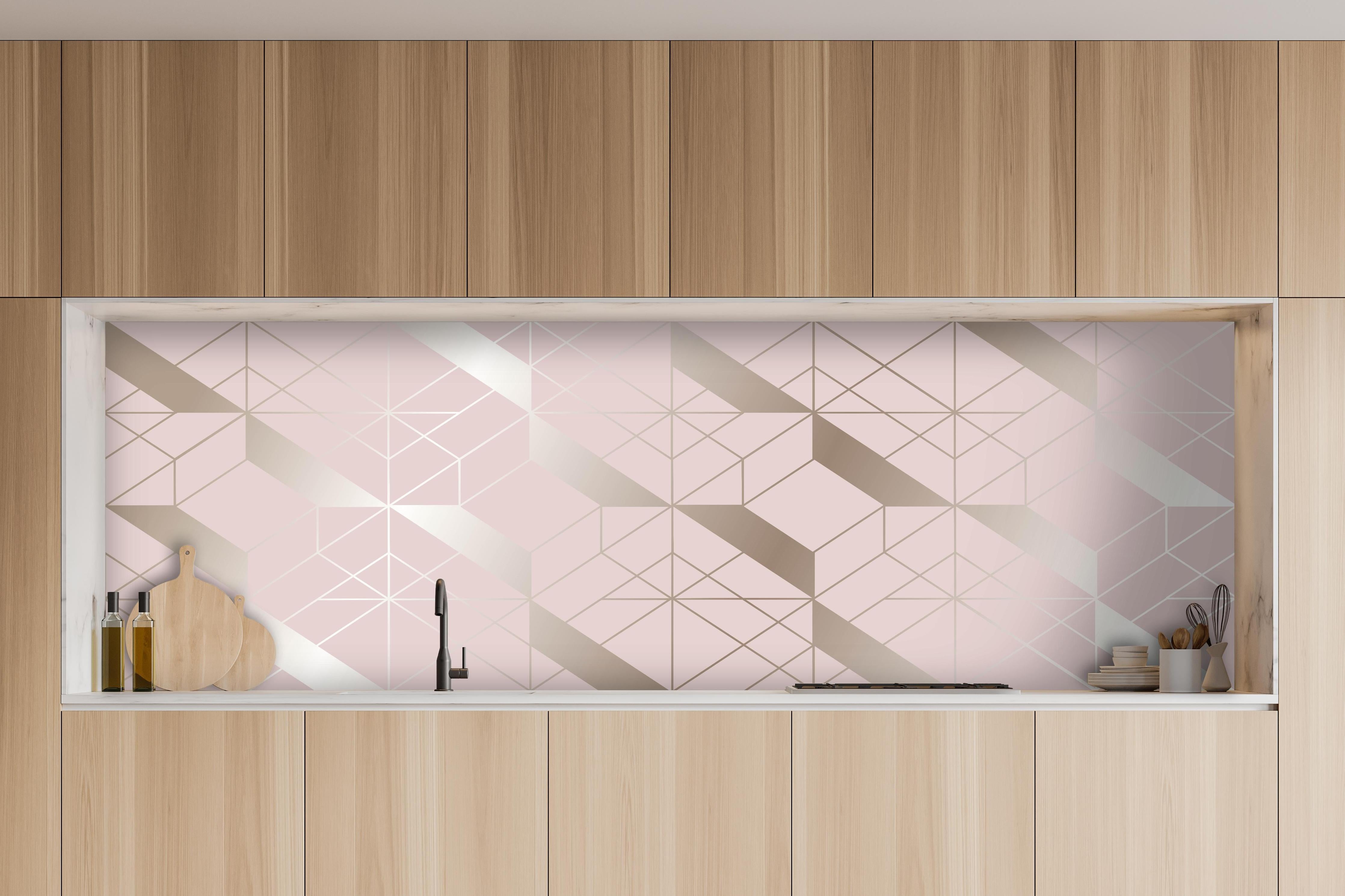 Küche - Moderne beige geometrische Design-Tapete hinter weißen Hochglanz-Küchenregalen und schwarzem Wasserhahn