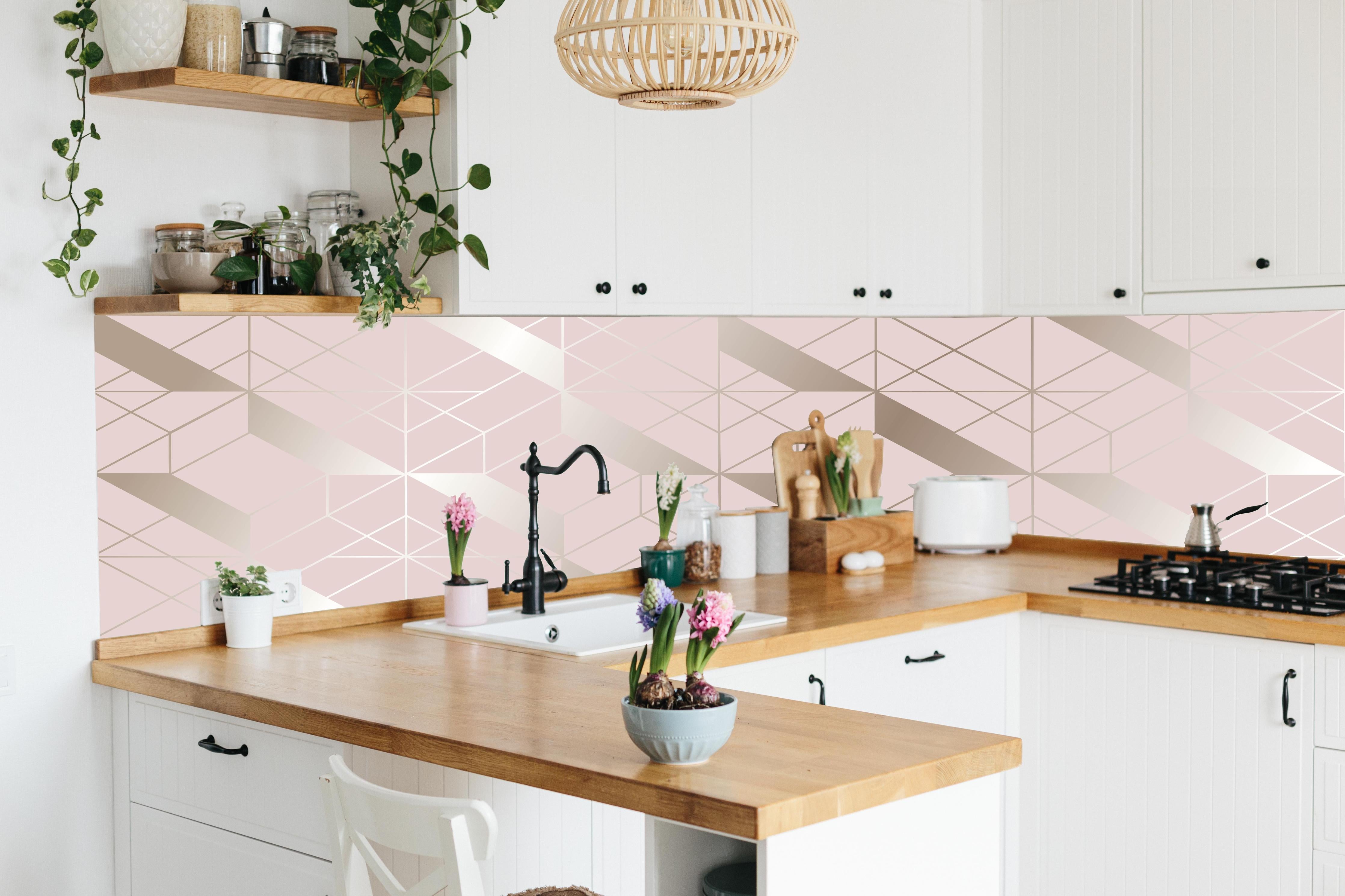 Küche - Moderne beige geometrische Design-Tapete hinter weißen Hochglanz-Küchenregalen und schwarzem Wasserhahn