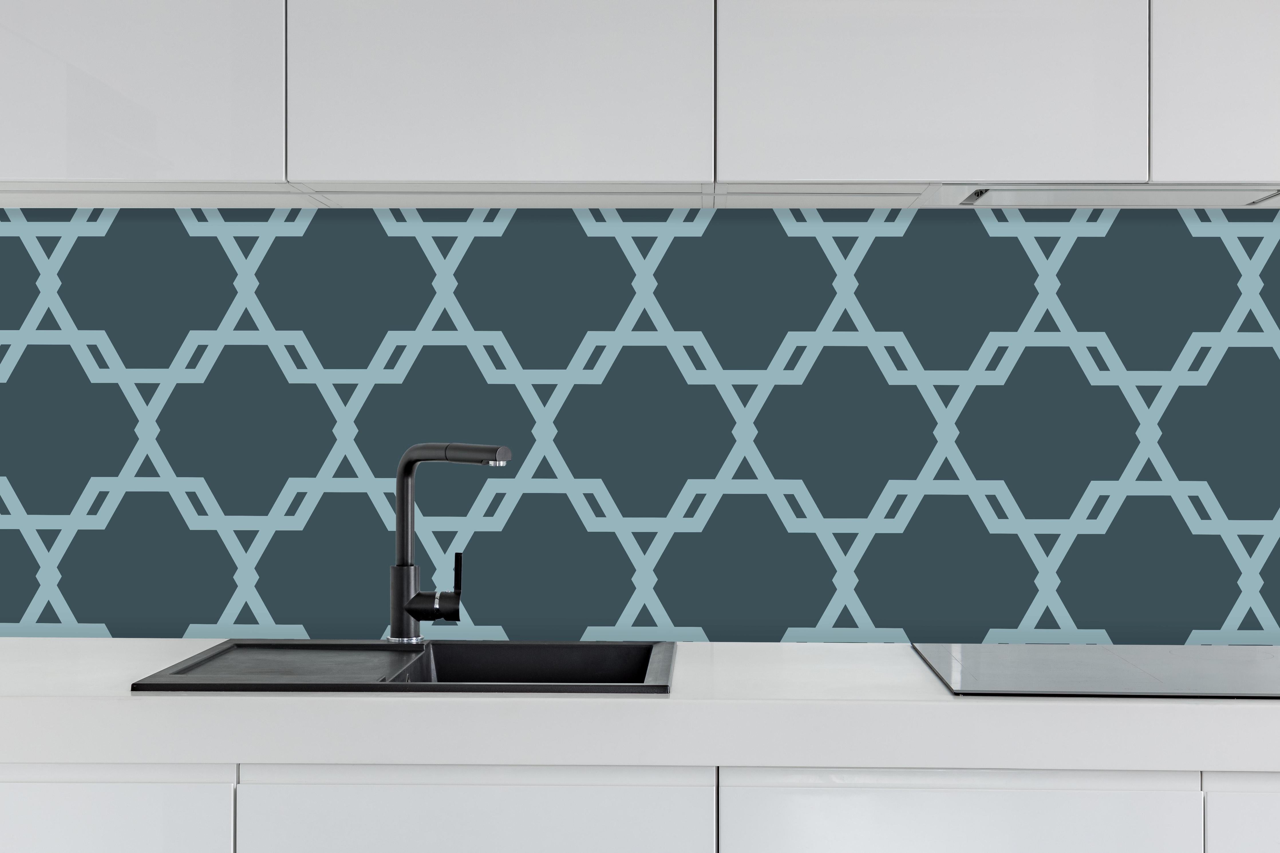 Küche - Moderne blaugraue Musterstruktur Wand hinter weißen Hochglanz-Küchenregalen und schwarzem Wasserhahn