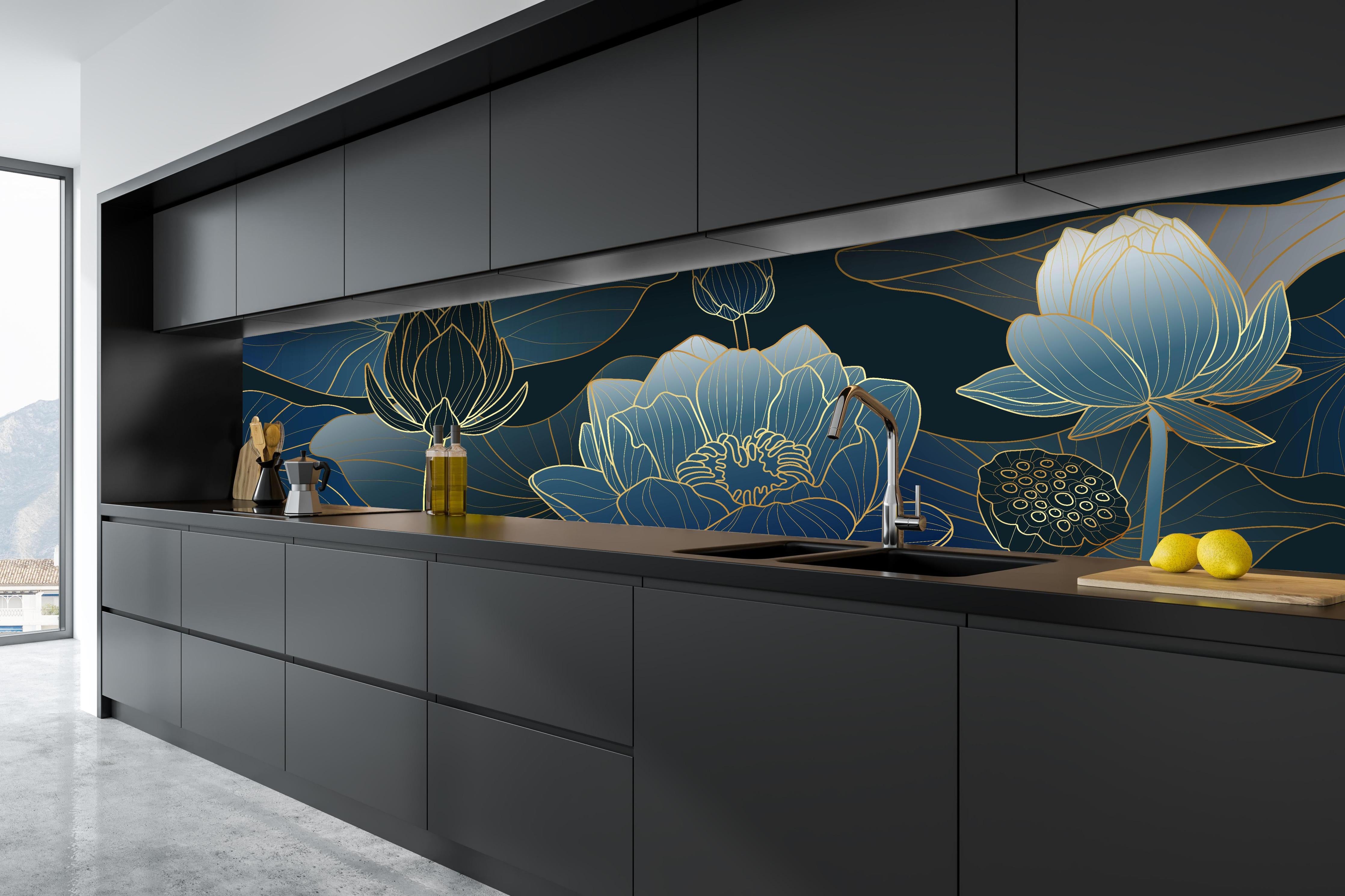 Küche - Moderne dunkelblaue Lotus Linienzeichnung hinter weißen Hochglanz-Küchenregalen und schwarzem Wasserhahn