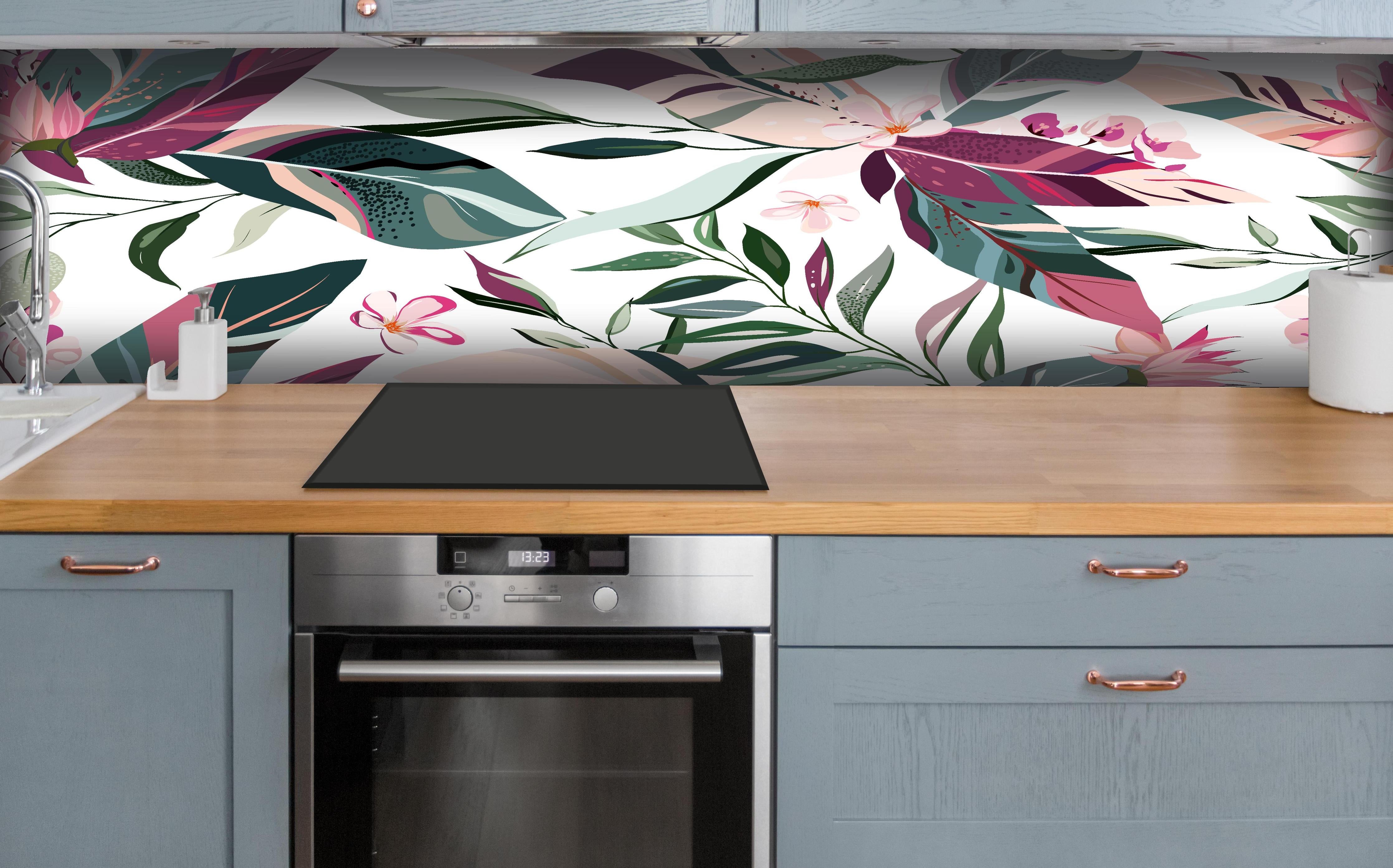 Küche - Moderne florale Textur in zarten Farben hinter weißen Hochglanz-Küchenregalen und schwarzem Wasserhahn