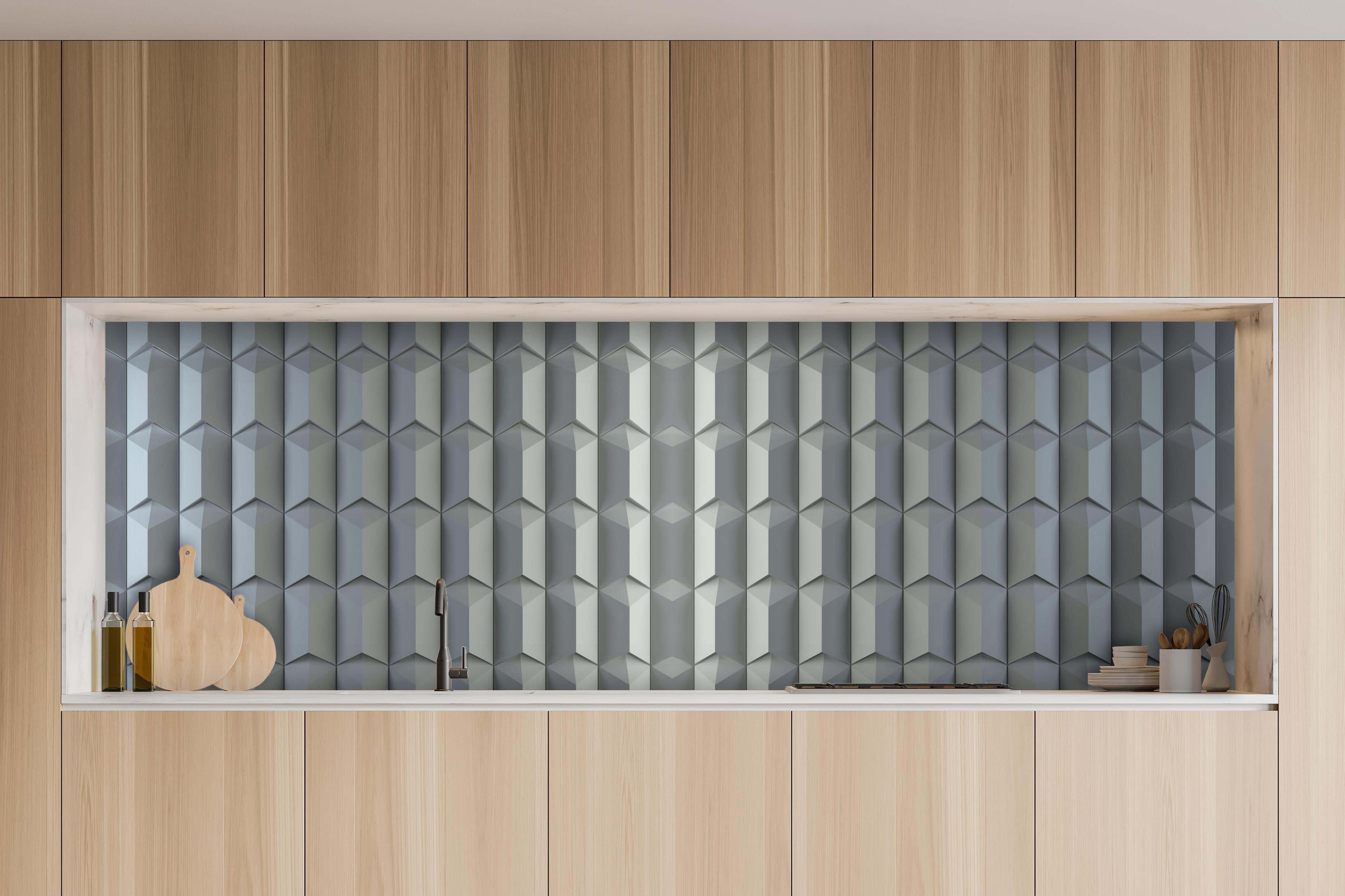 Küche - Moderne geometrische Struktur in Grau-Weiß hinter weißen Hochglanz-Küchenregalen und schwarzem Wasserhahn