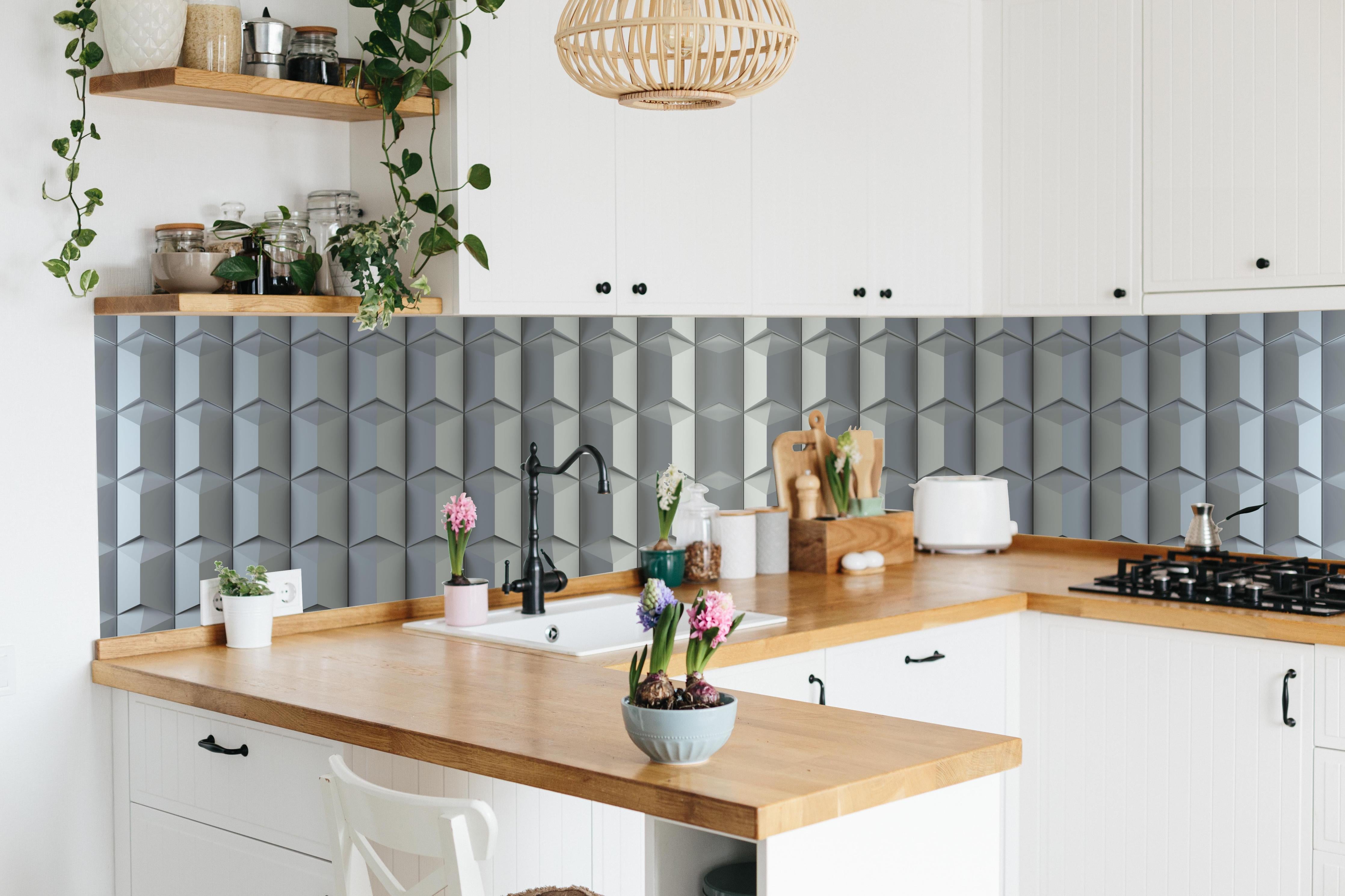 Küche - Moderne geometrische Struktur in Grau-Weiß hinter weißen Hochglanz-Küchenregalen und schwarzem Wasserhahn