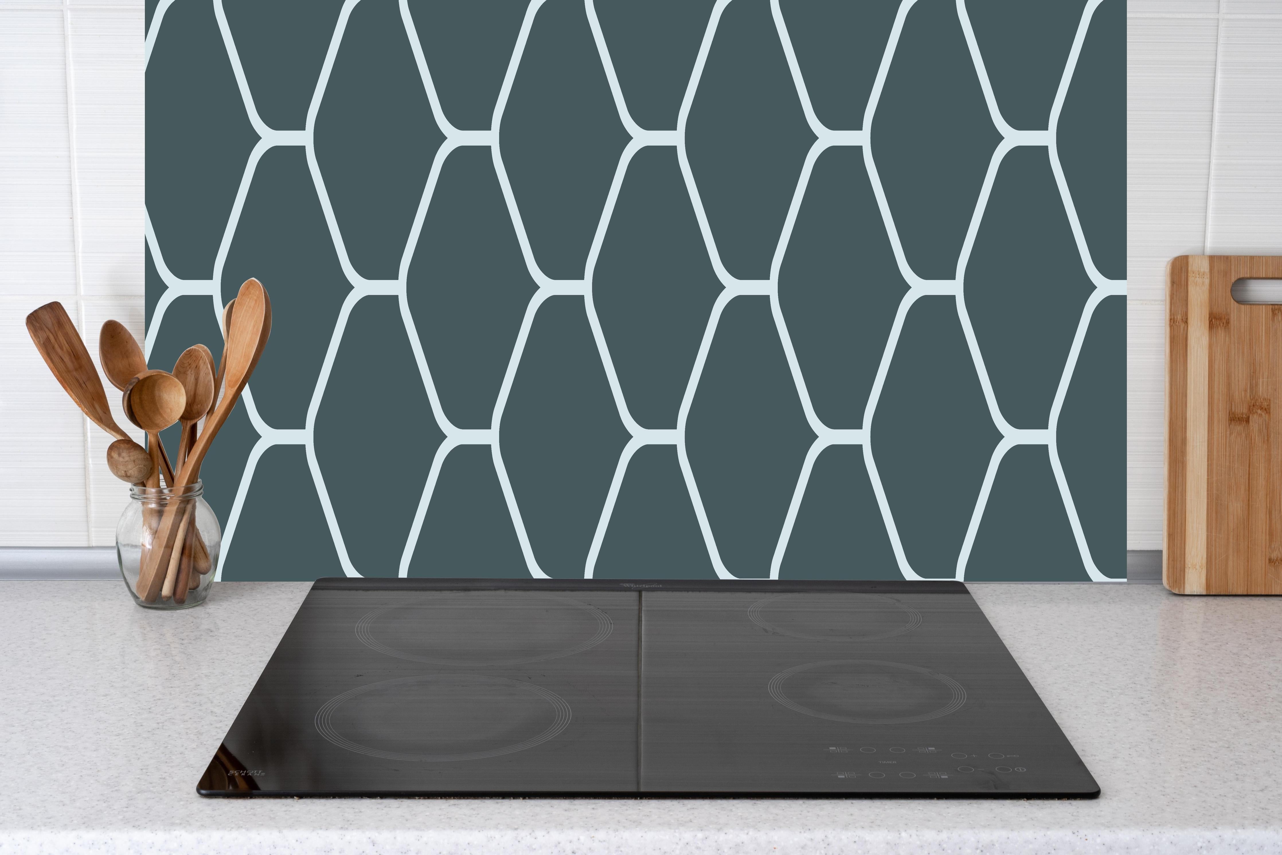 Küche - Moderne graue Hexagon-Muster Wandtapete hinter weißen Hochglanz-Küchenregalen und schwarzem Wasserhahn