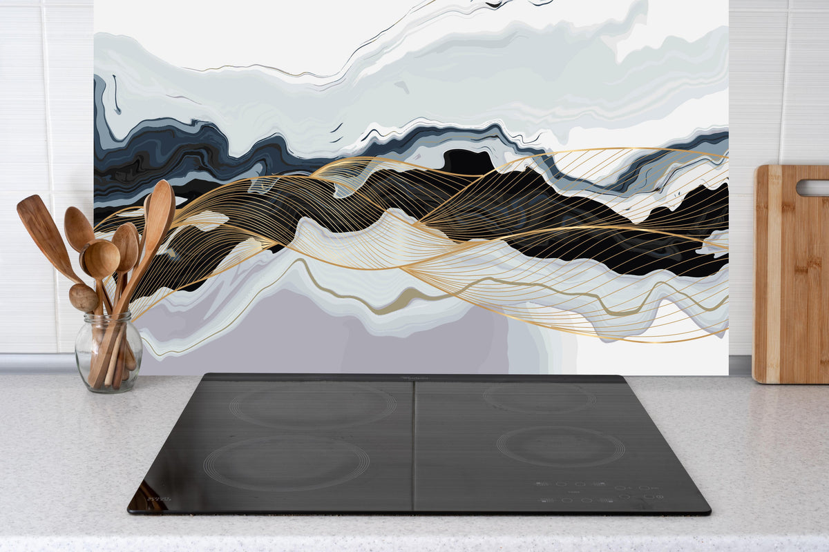 Küche - Moderner abstrakter Berge Digitaldruck hinter weißen Hochglanz-Küchenregalen und schwarzem Wasserhahn