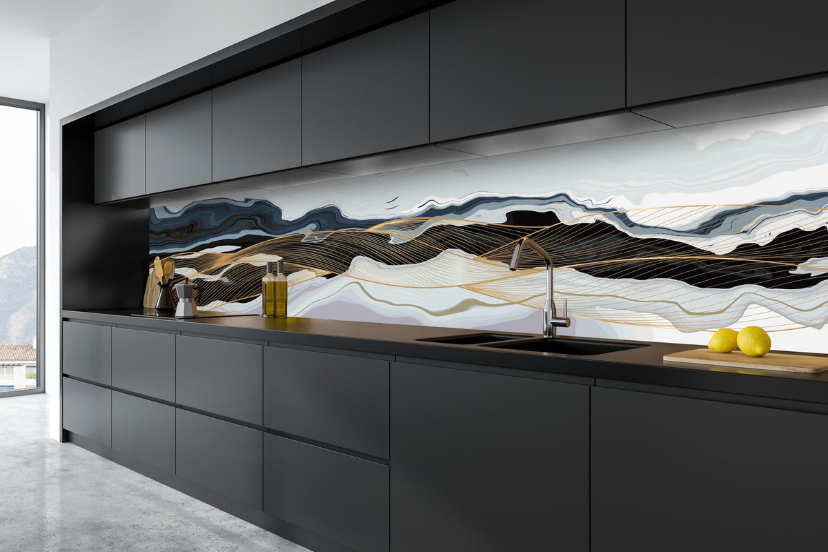 Küche - Moderner abstrakter Berge Digitaldruck hinter weißen Hochglanz-Küchenregalen und schwarzem Wasserhahn