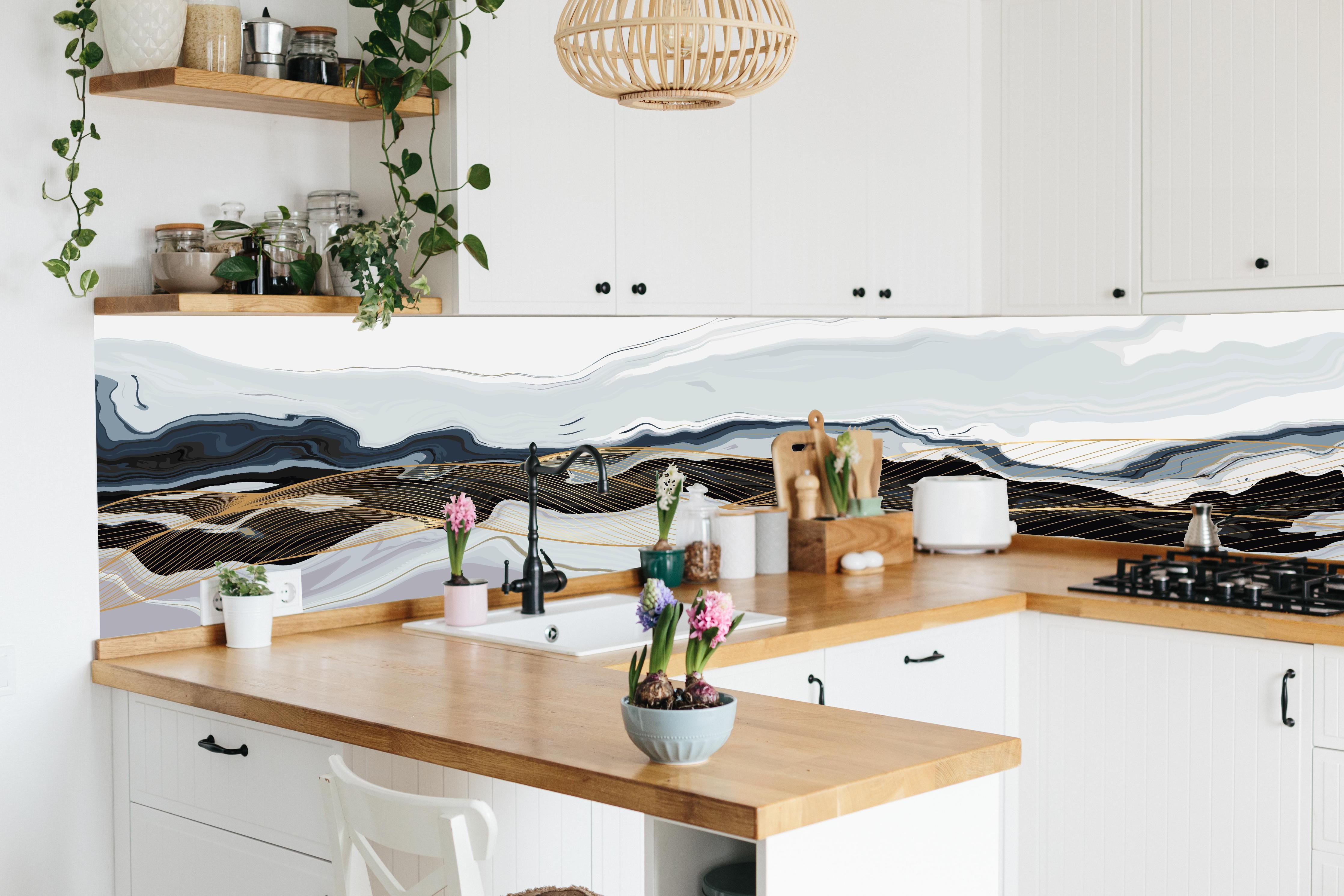 Küche - Moderner abstrakter Berge Digitaldruck hinter weißen Hochglanz-Küchenregalen und schwarzem Wasserhahn