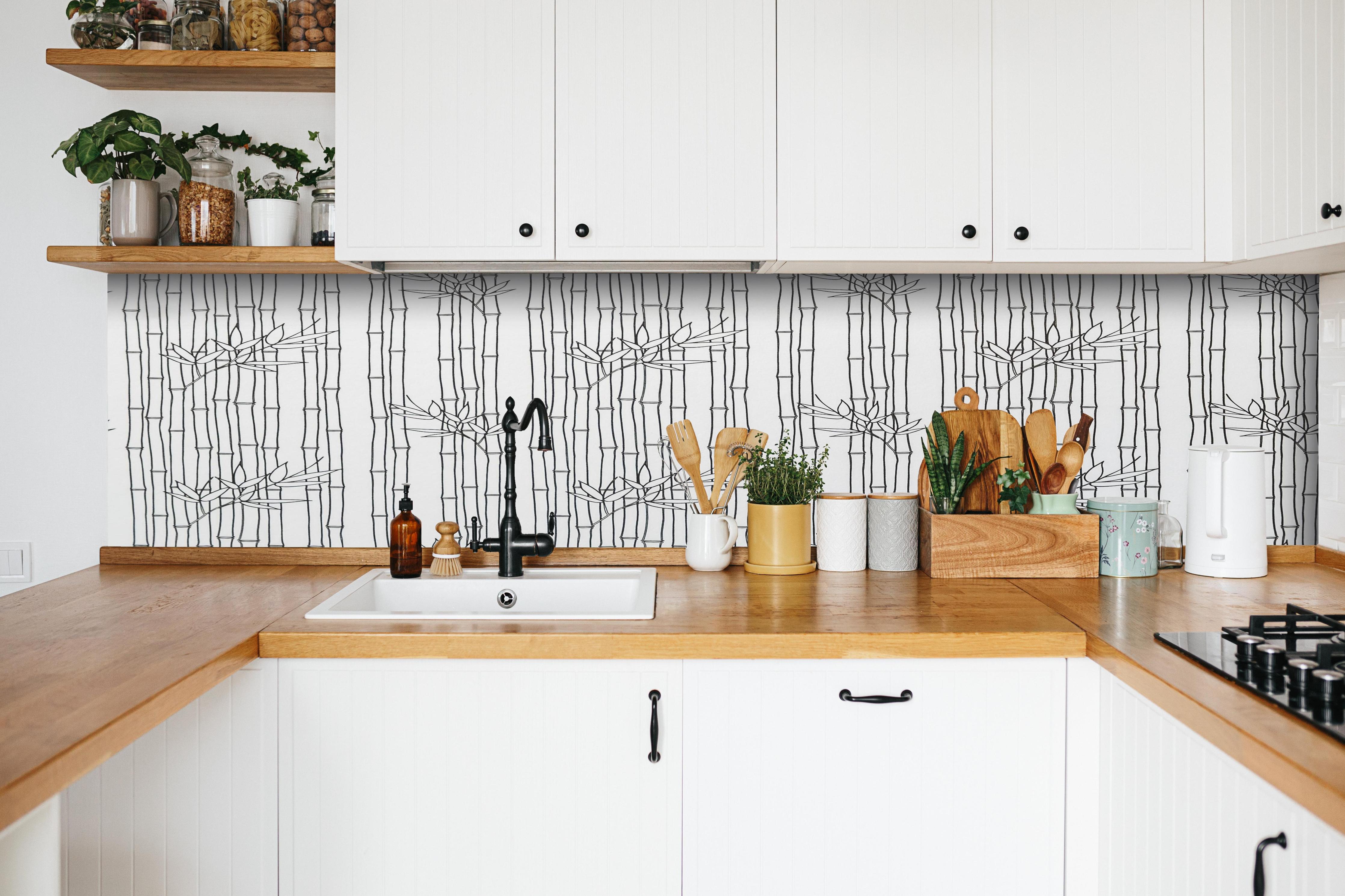 Küche - Modernes Bambus Linienmuster in Grautönen hinter weißen Hochglanz-Küchenregalen und schwarzem Wasserhahn