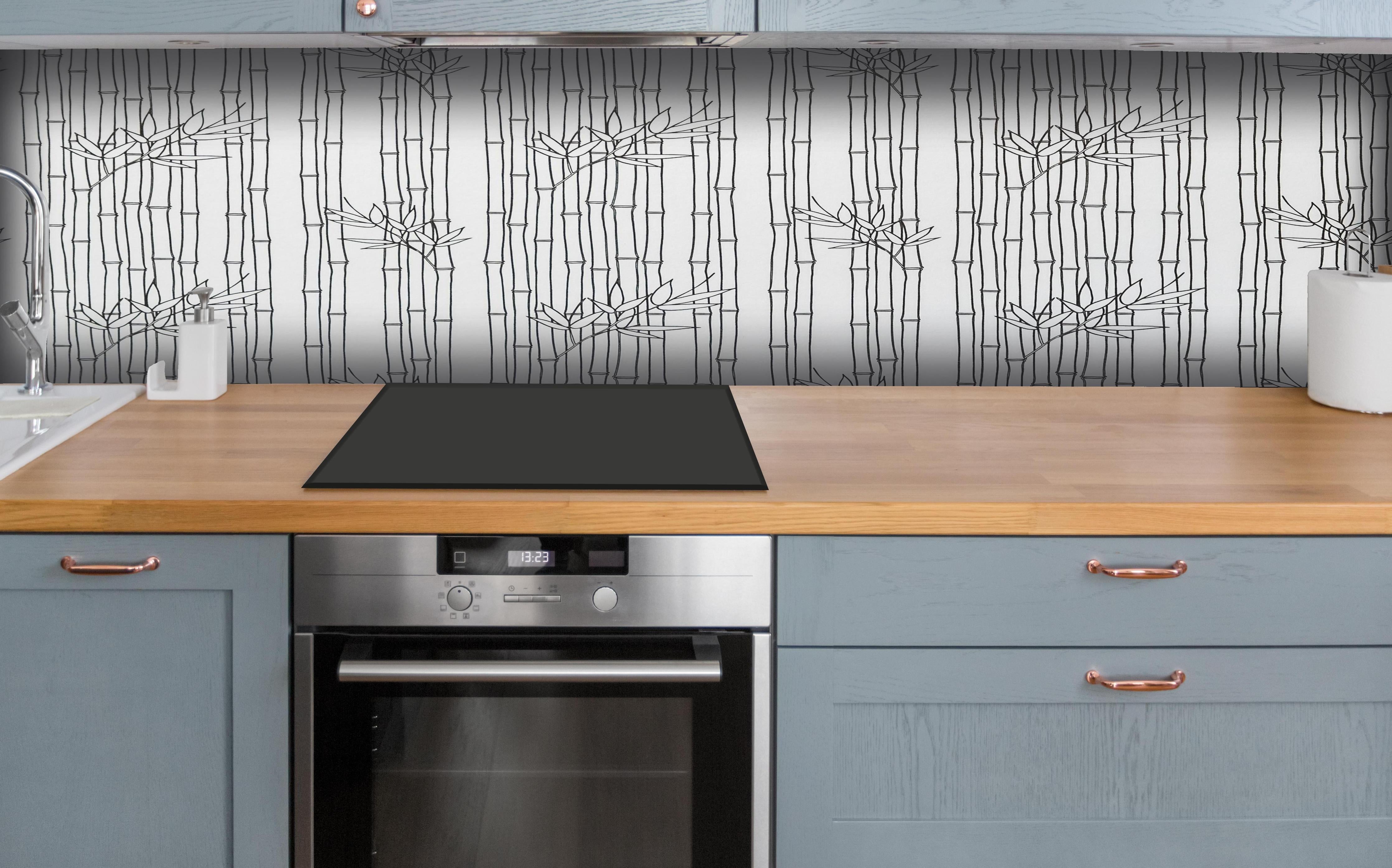 Küche - Modernes Bambus Linienmuster in Grautönen hinter weißen Hochglanz-Küchenregalen und schwarzem Wasserhahn