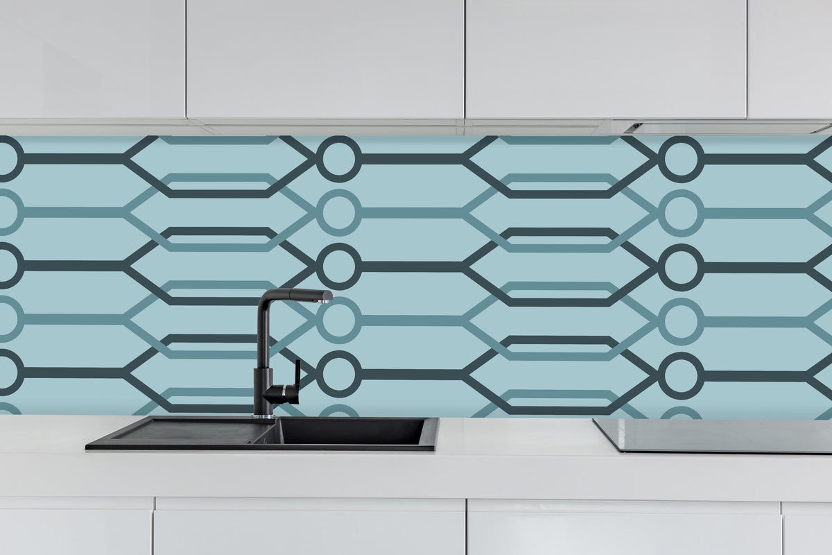 Küche - Modernes Blaues Geometrie Design hinter weißen Hochglanz-Küchenregalen und schwarzem Wasserhahn