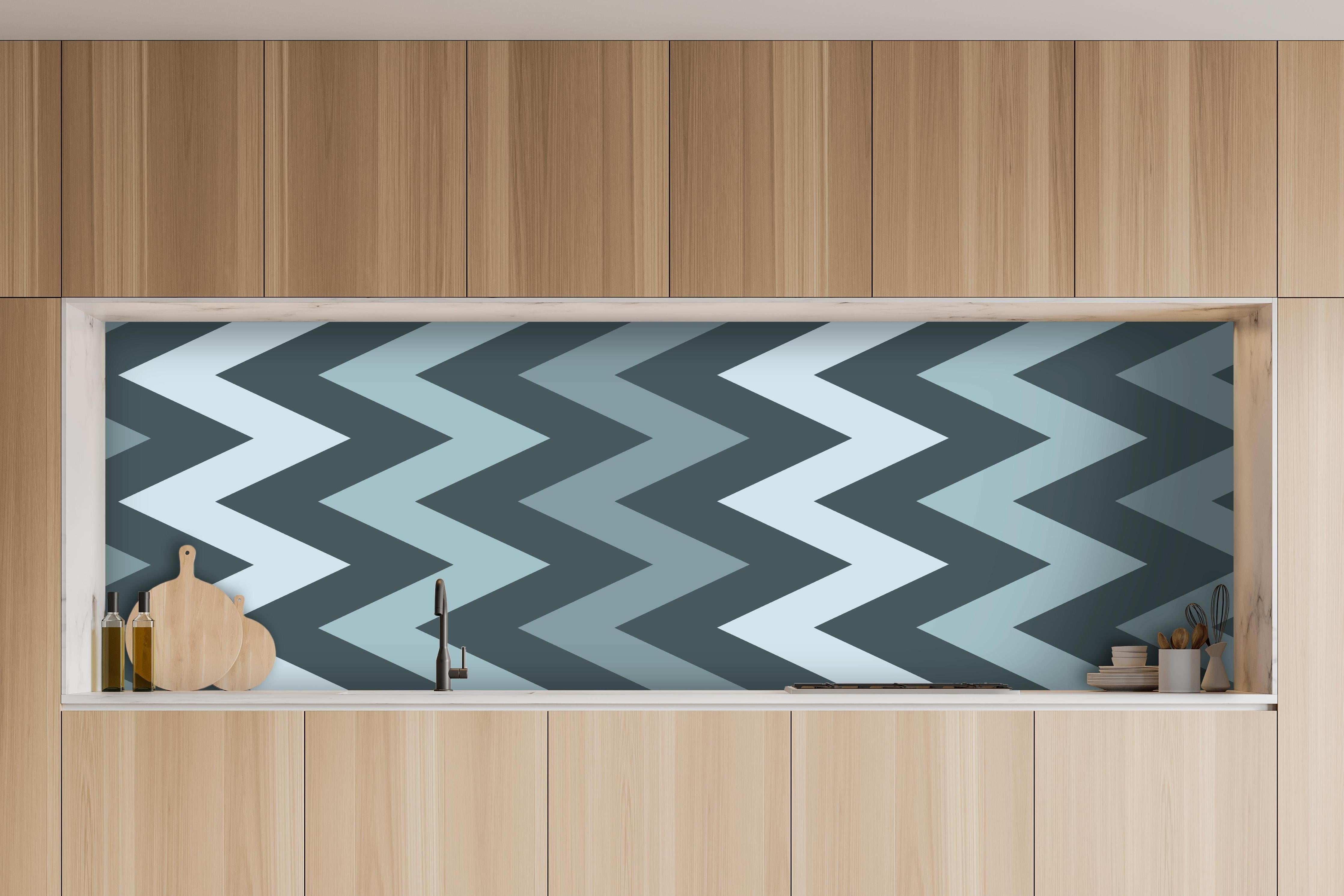 Küche - Modernes Chevron Design in Grau-Weiß hinter weißen Hochglanz-Küchenregalen und schwarzem Wasserhahn