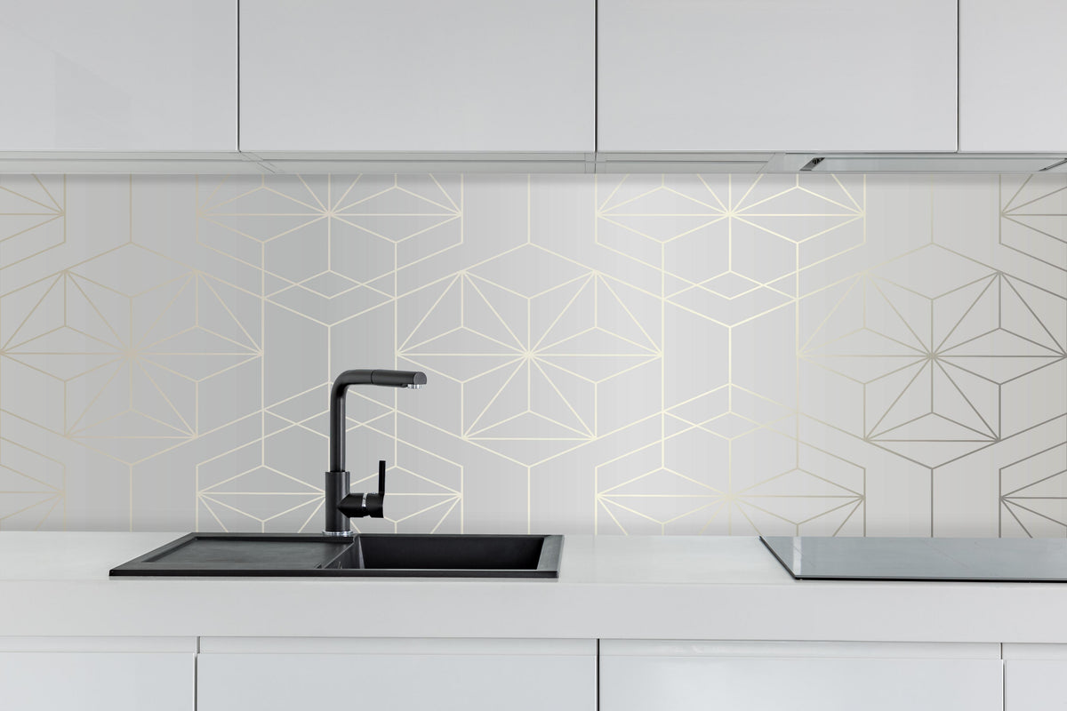 Küche - Modernes Design Muster in Weiß und Grau hinter weißen Hochglanz-Küchenregalen und schwarzem Wasserhahn