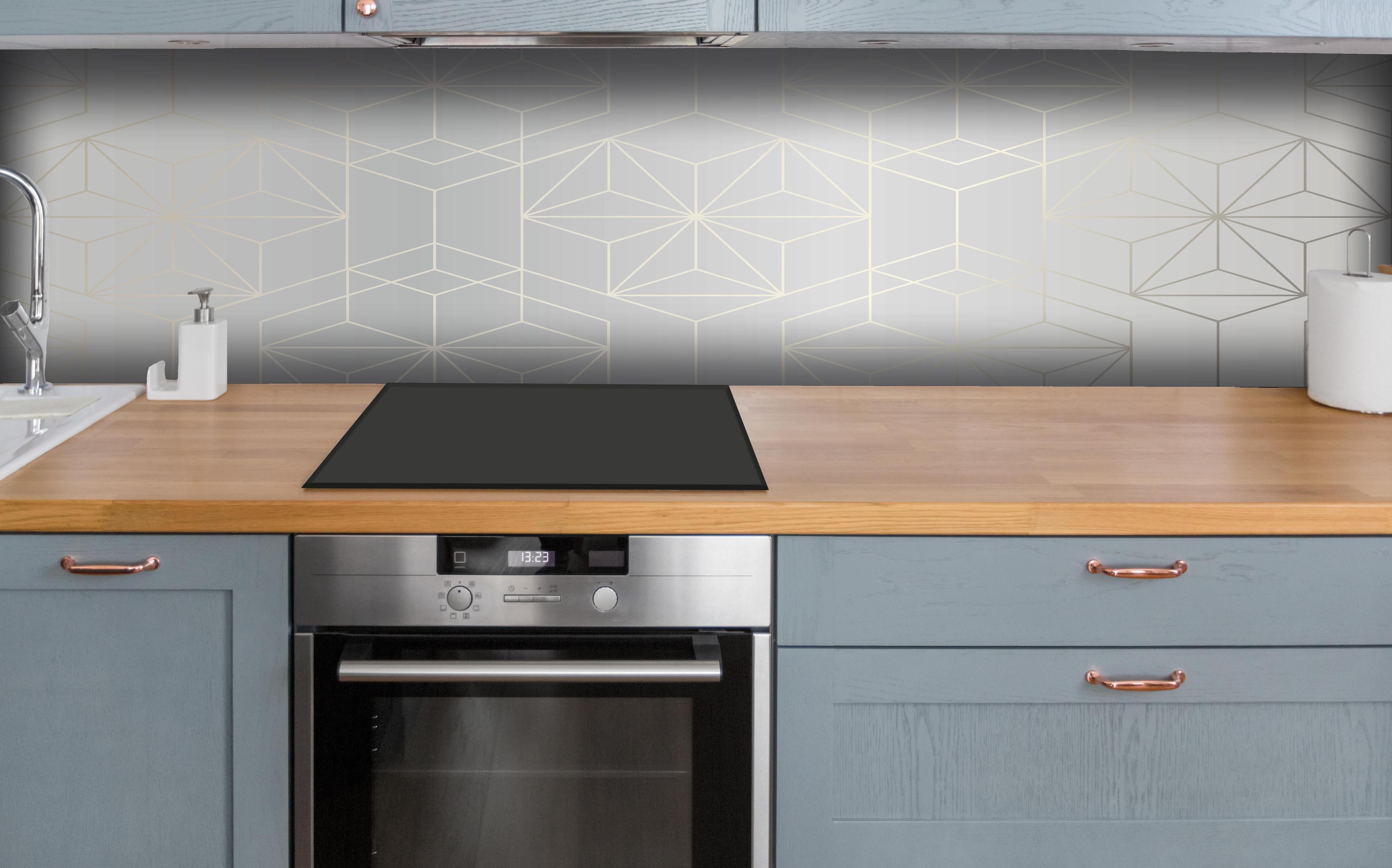 Küche - Modernes Design Muster in Weiß und Grau hinter weißen Hochglanz-Küchenregalen und schwarzem Wasserhahn