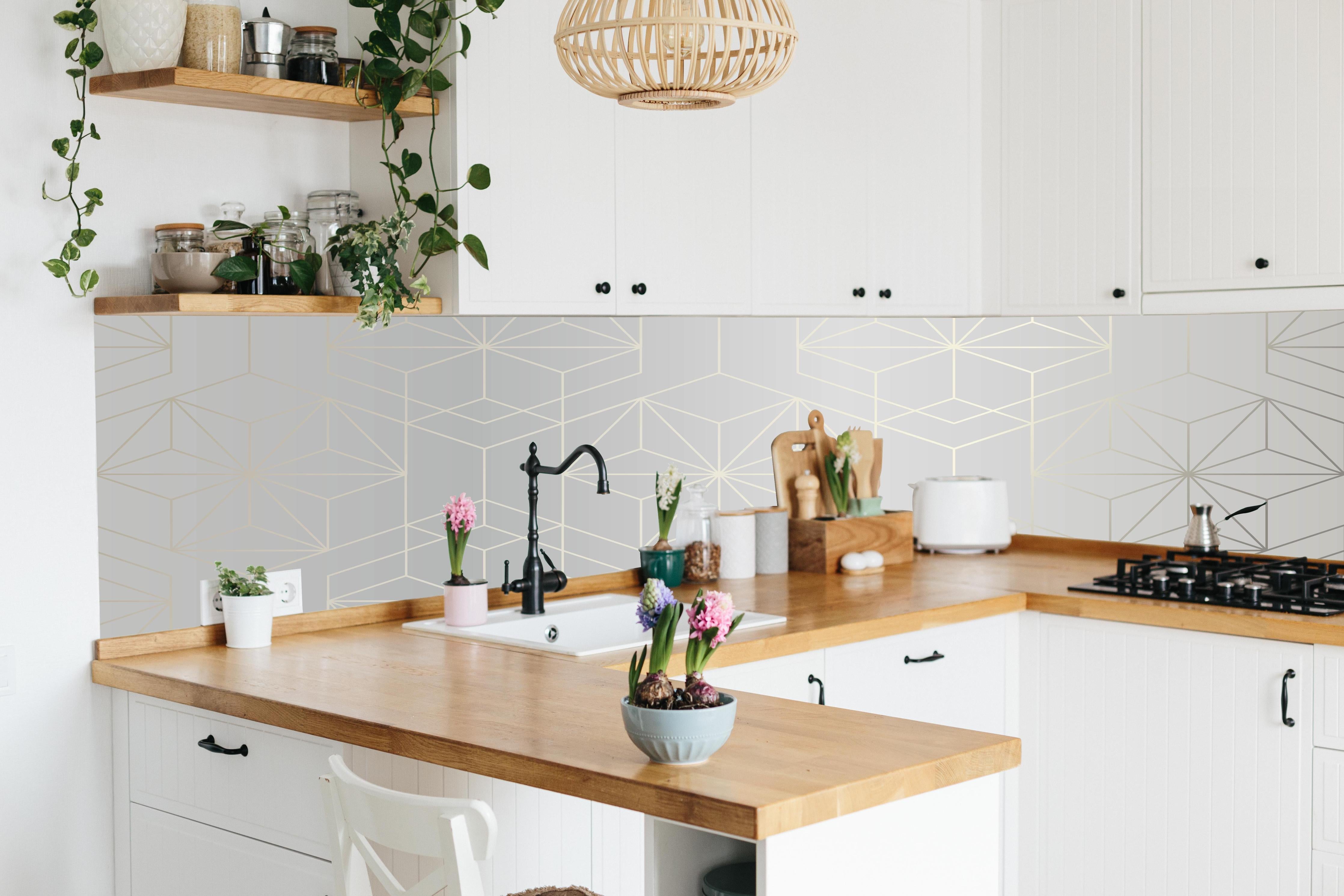 Küche - Modernes Design Muster in Weiß und Grau hinter weißen Hochglanz-Küchenregalen und schwarzem Wasserhahn