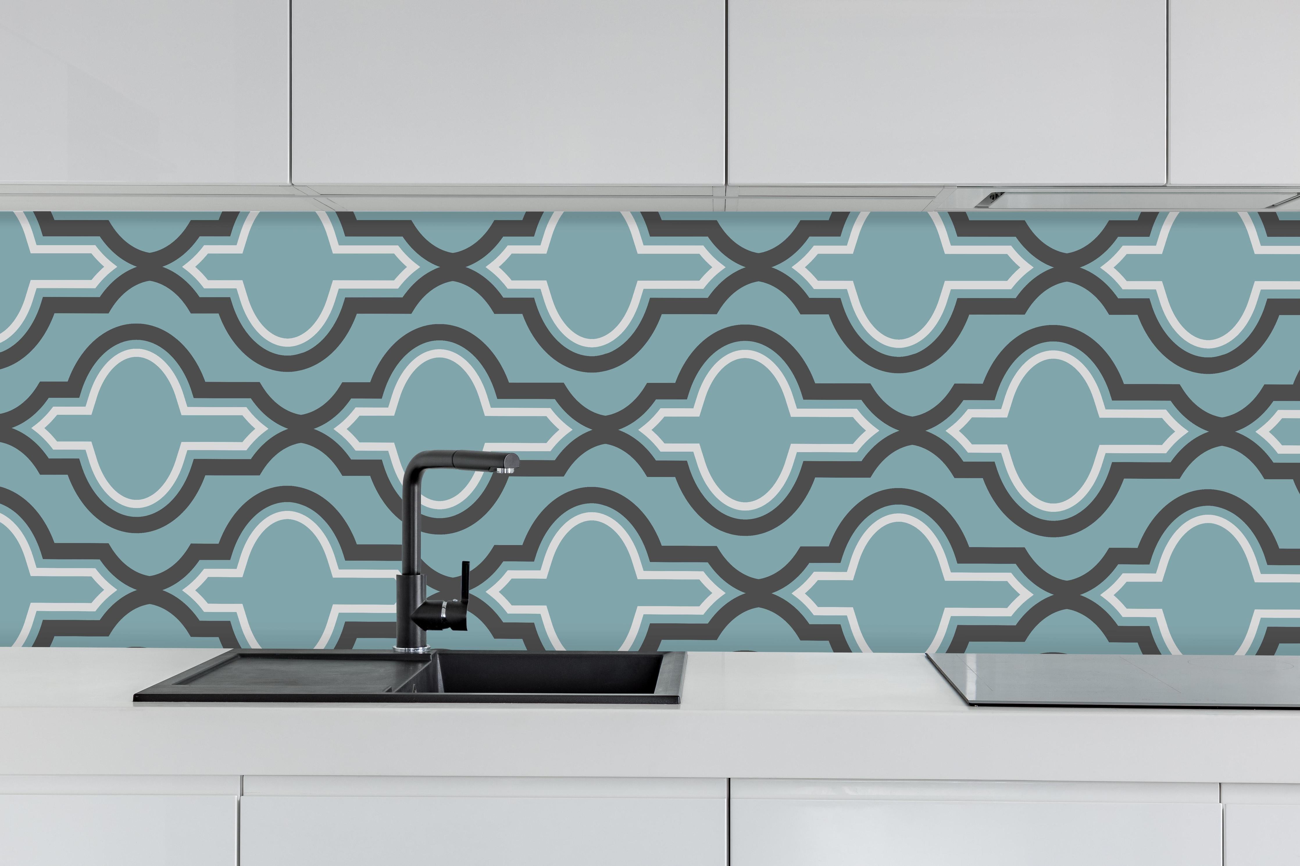 Küche - Modernes Grau und Weißes Grafikmuster hinter weißen Hochglanz-Küchenregalen und schwarzem Wasserhahn
