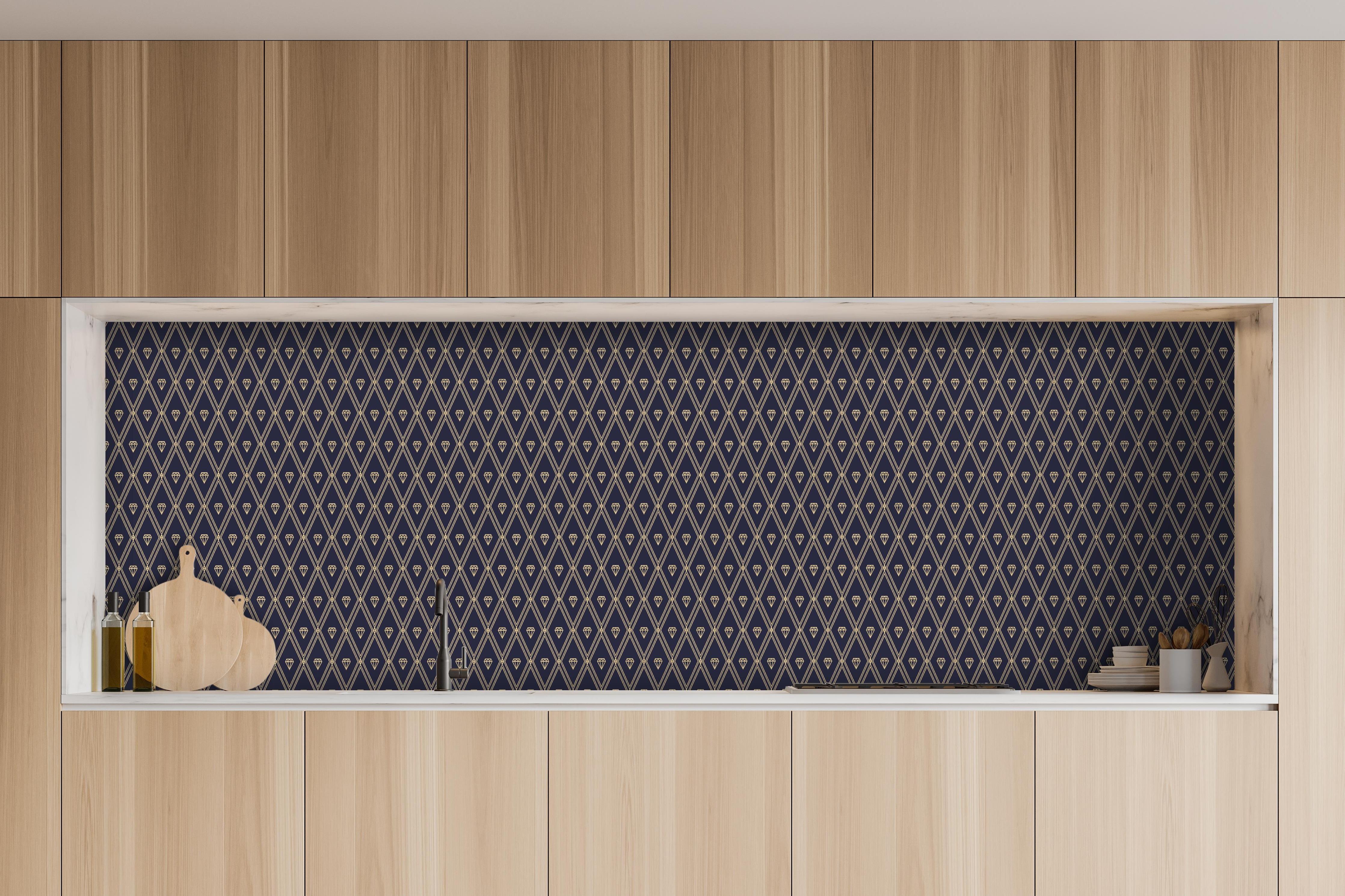 Küche - Modernes Schwarz-Blau Geometrie-Design hinter weißen Hochglanz-Küchenregalen und schwarzem Wasserhahn