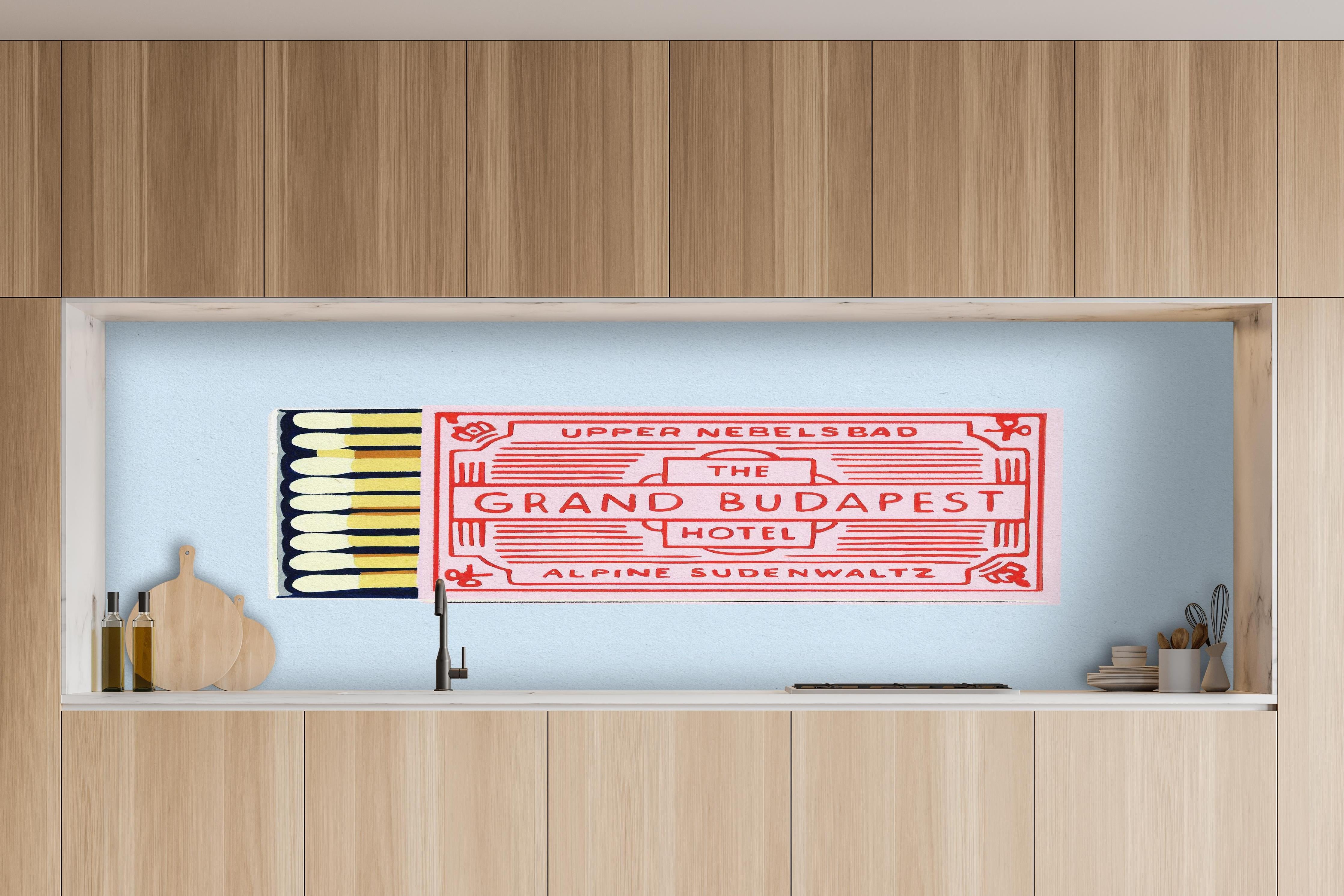 Küche - Modernes Streichholz Poster hinter weißen Hochglanz-Küchenregalen und schwarzem Wasserhahn