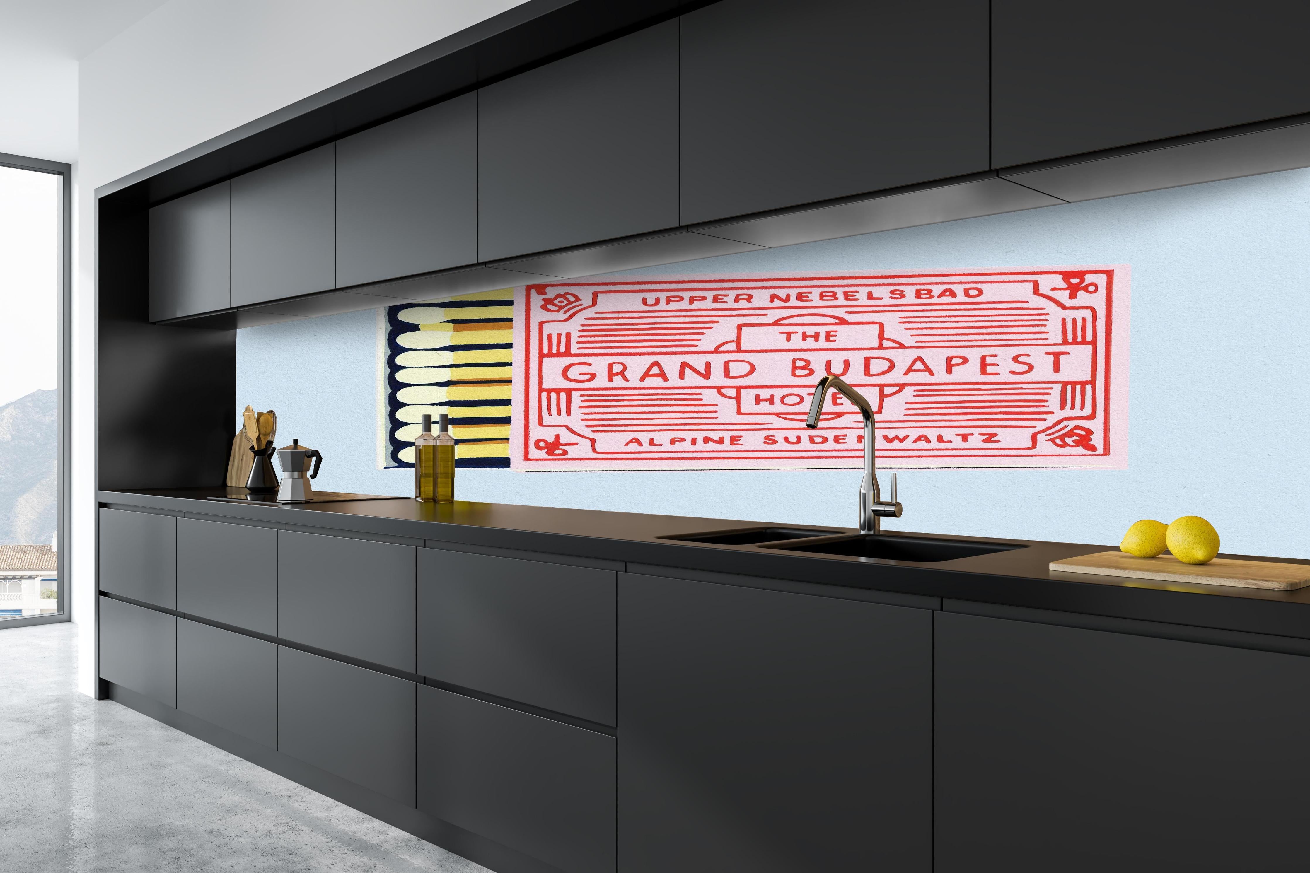 Küche - Modernes Streichholz Poster hinter weißen Hochglanz-Küchenregalen und schwarzem Wasserhahn