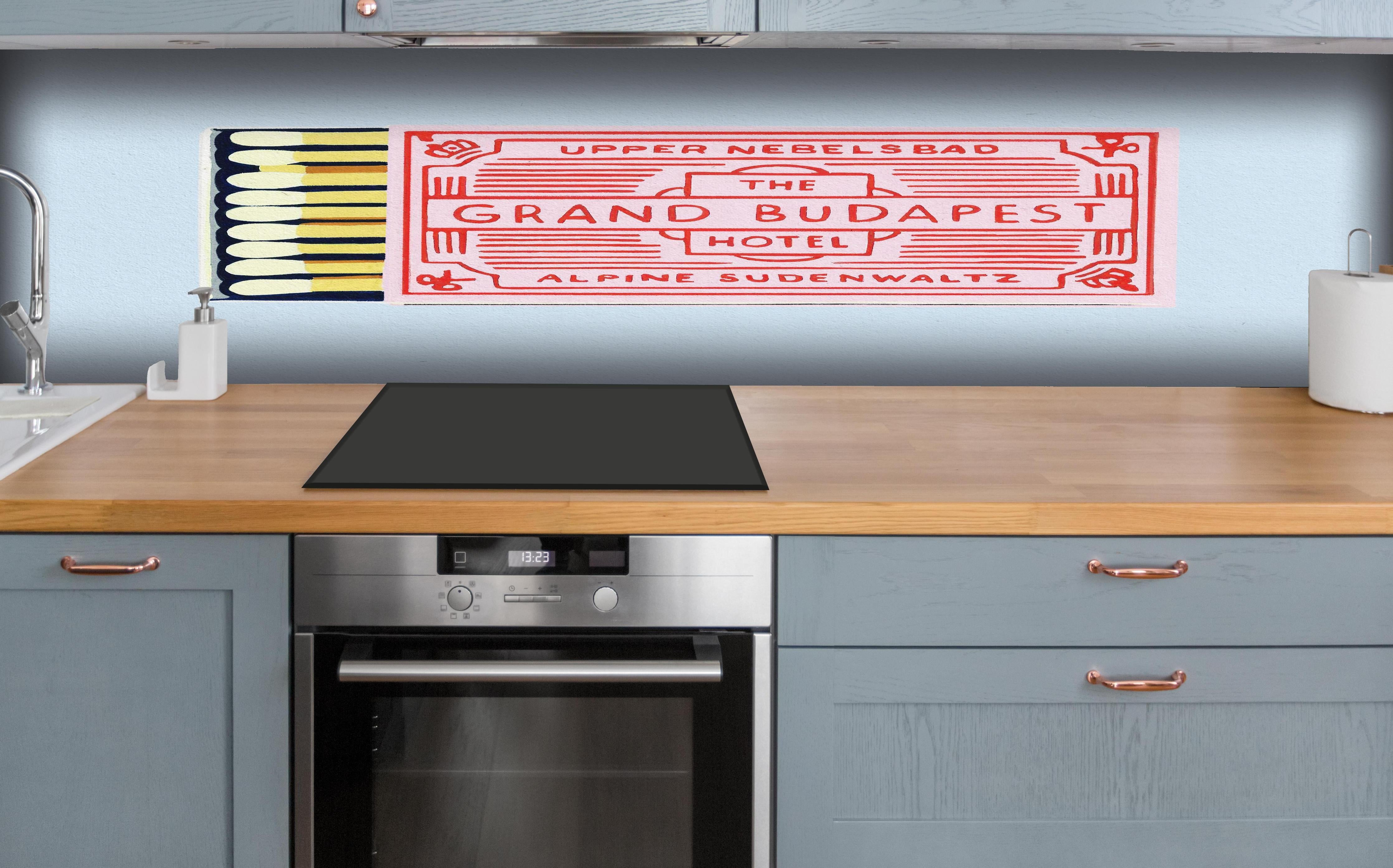 Küche - Modernes Streichholz Poster hinter weißen Hochglanz-Küchenregalen und schwarzem Wasserhahn