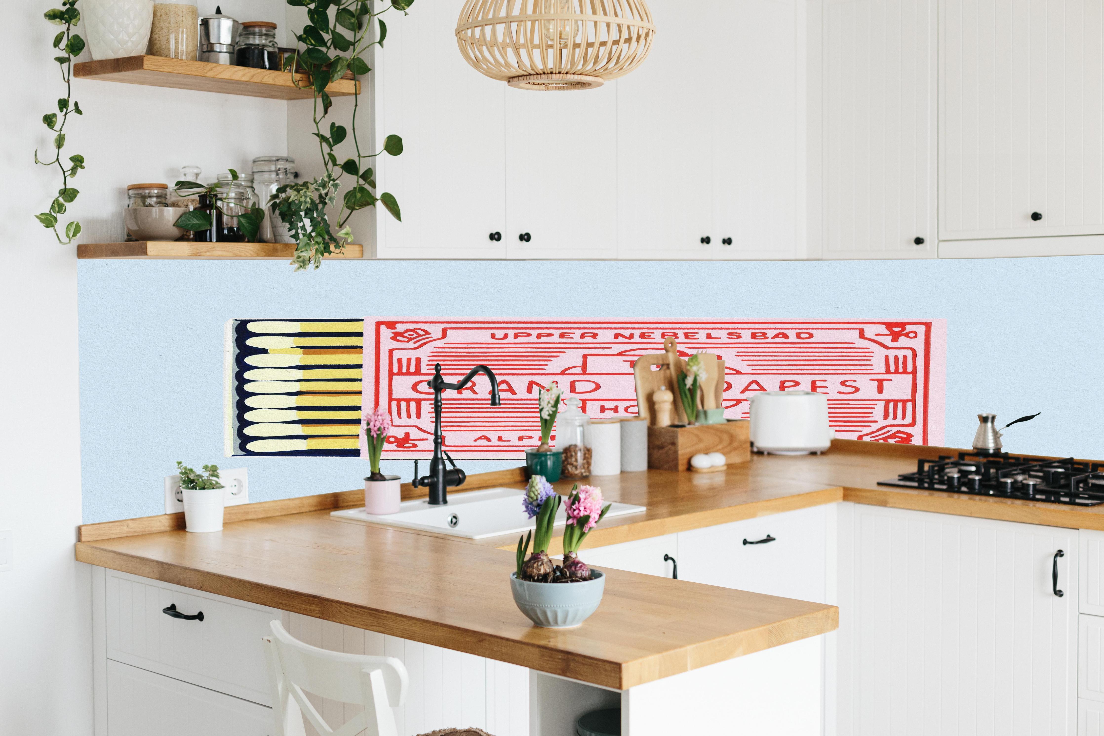 Küche - Modernes Streichholz Poster hinter weißen Hochglanz-Küchenregalen und schwarzem Wasserhahn