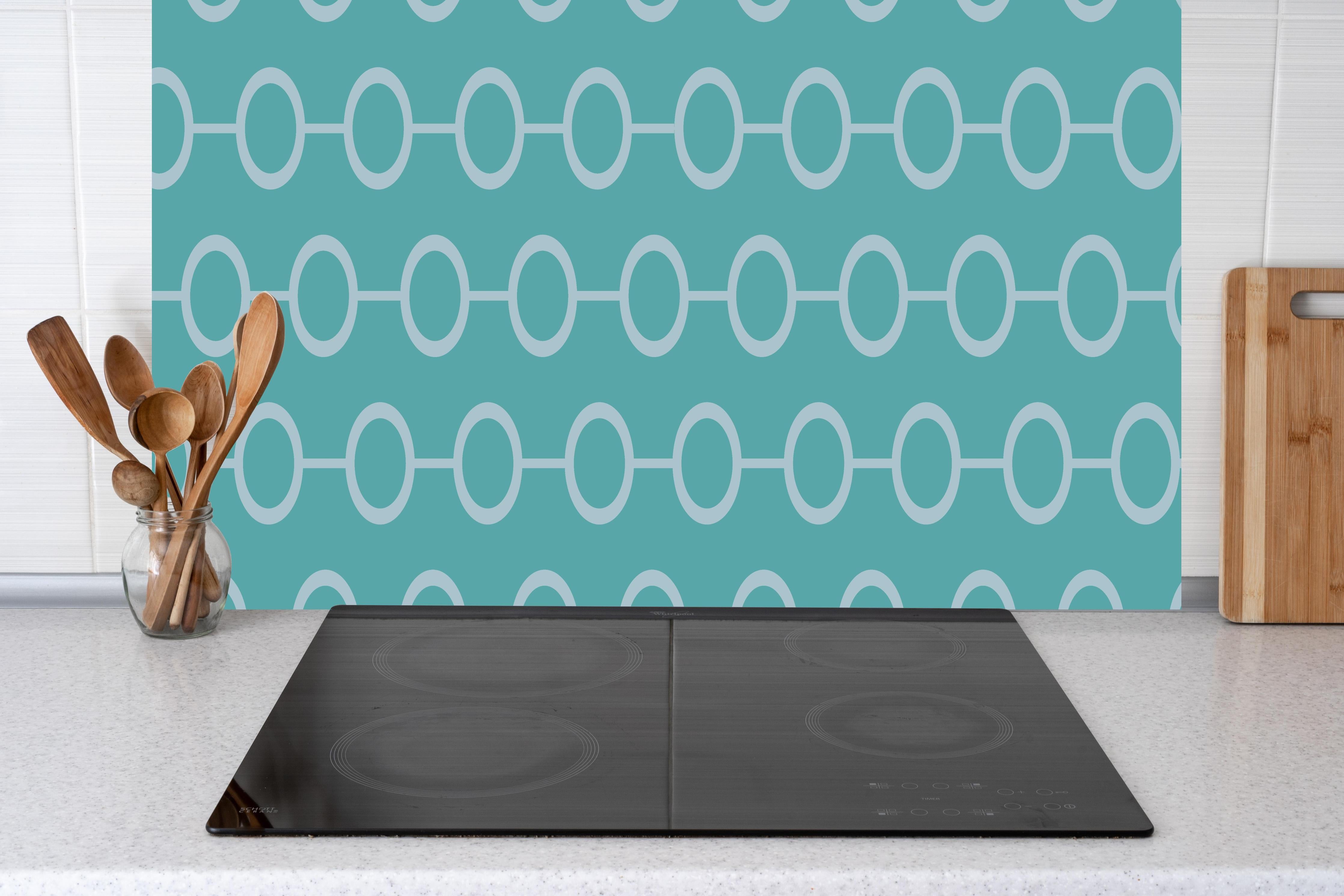 Küche - Modernes Türkis und Weiß Kettendesign hinter weißen Hochglanz-Küchenregalen und schwarzem Wasserhahn