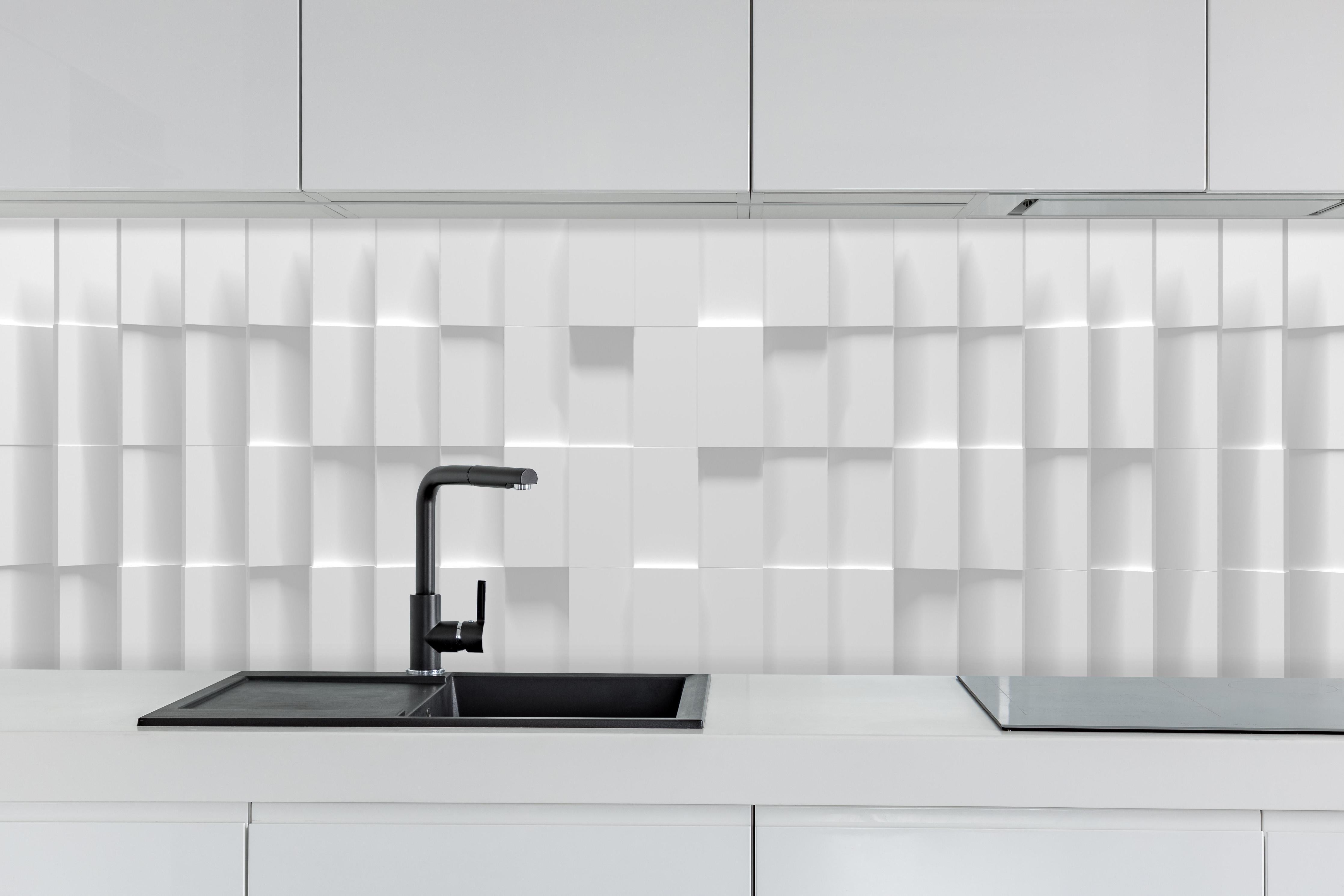 Küche - Modernes Weiß-Grau Würfelmuster Hintergrund hinter weißen Hochglanz-Küchenregalen und schwarzem Wasserhahn