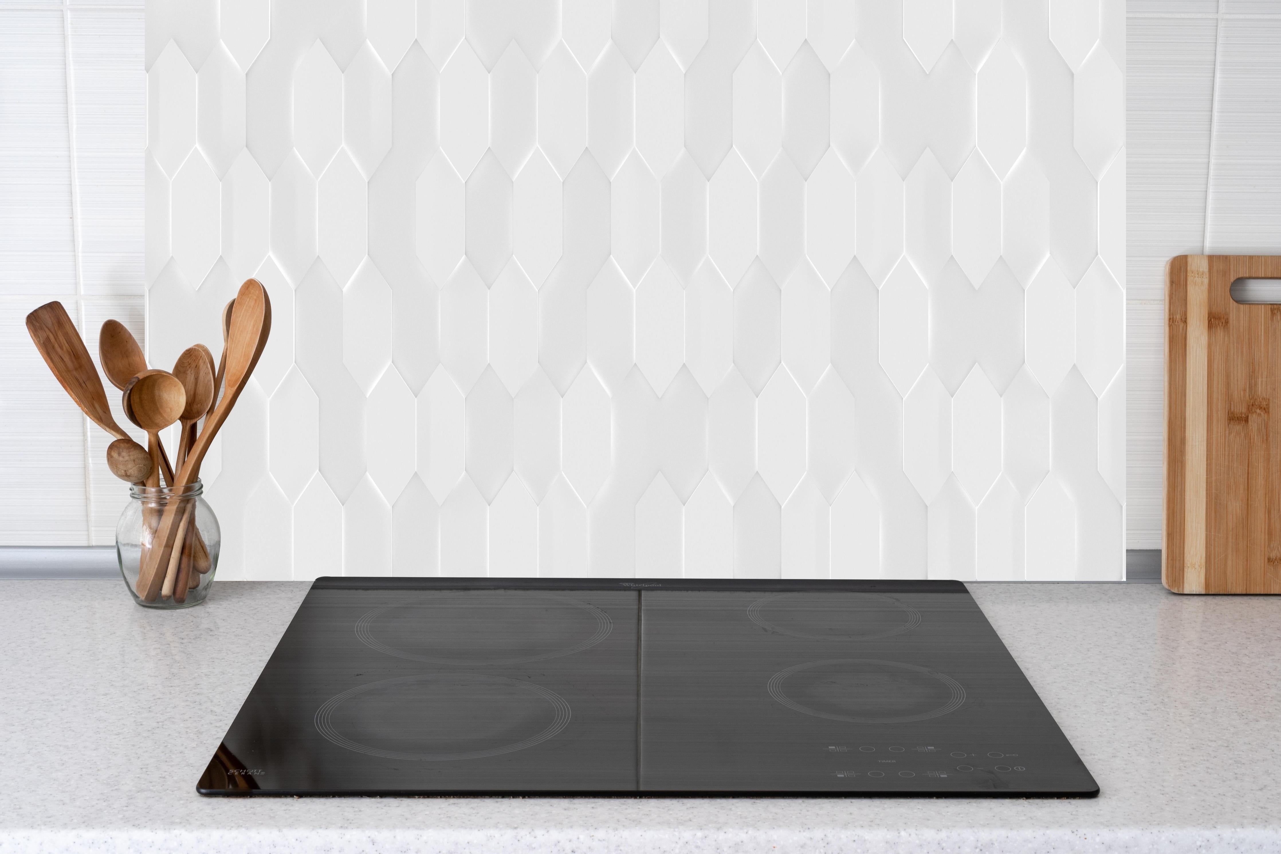 Küche - Modernes Weißes Hexagon-Hintergrundmuster hinter weißen Hochglanz-Küchenregalen und schwarzem Wasserhahn