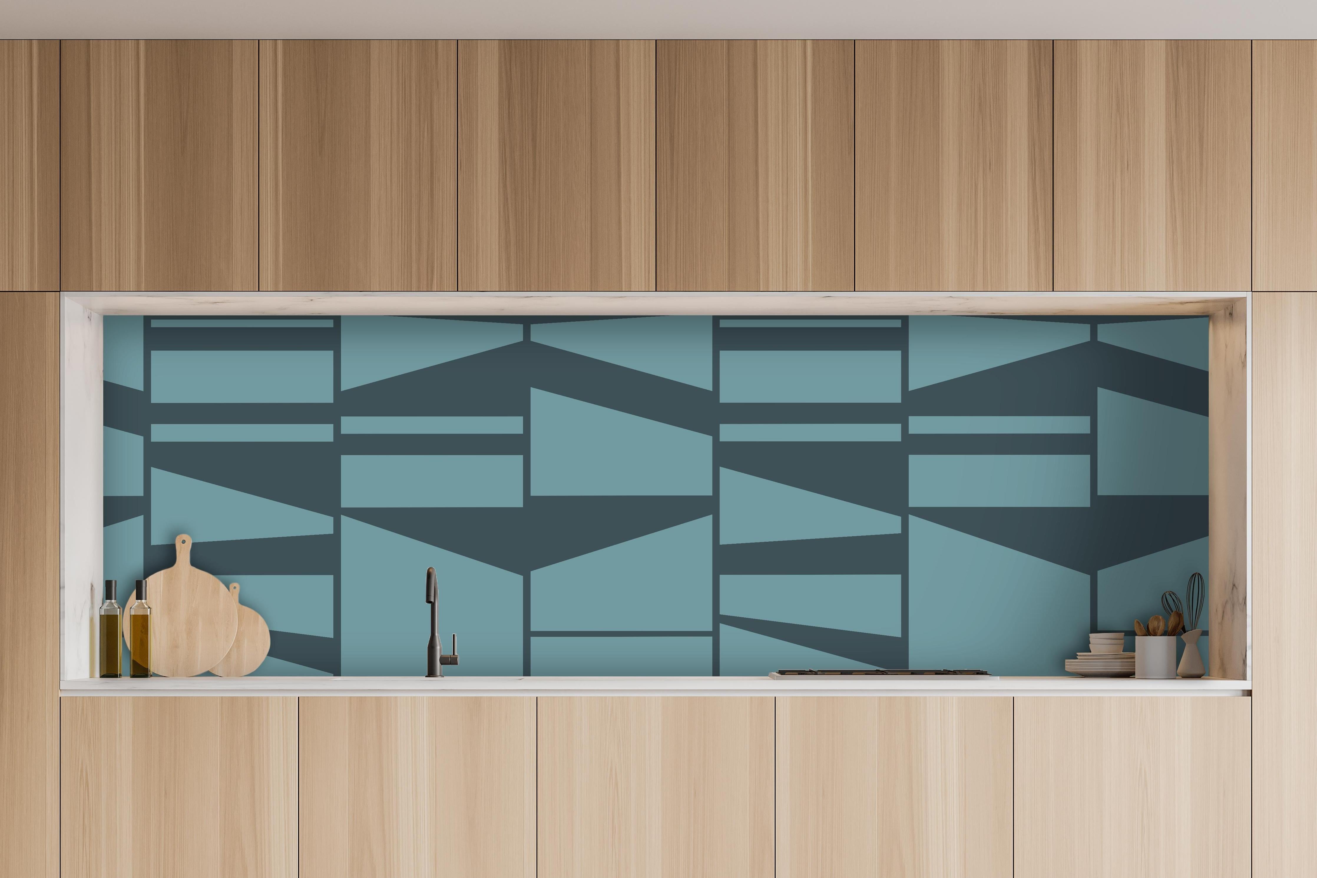 Küche - Modernes blau geometrisches Designmuster hinter weißen Hochglanz-Küchenregalen und schwarzem Wasserhahn