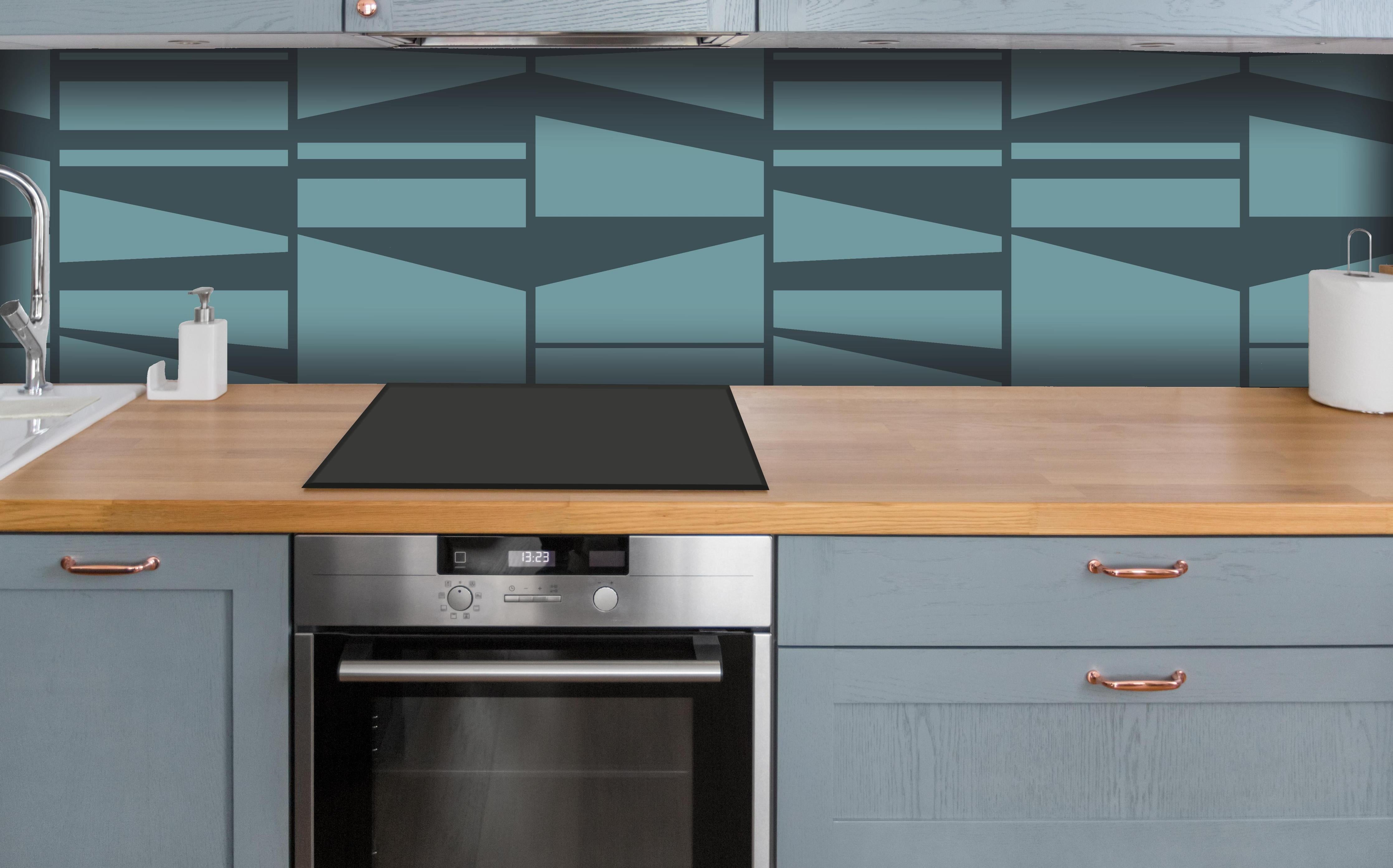 Küche - Modernes blau geometrisches Designmuster hinter weißen Hochglanz-Küchenregalen und schwarzem Wasserhahn