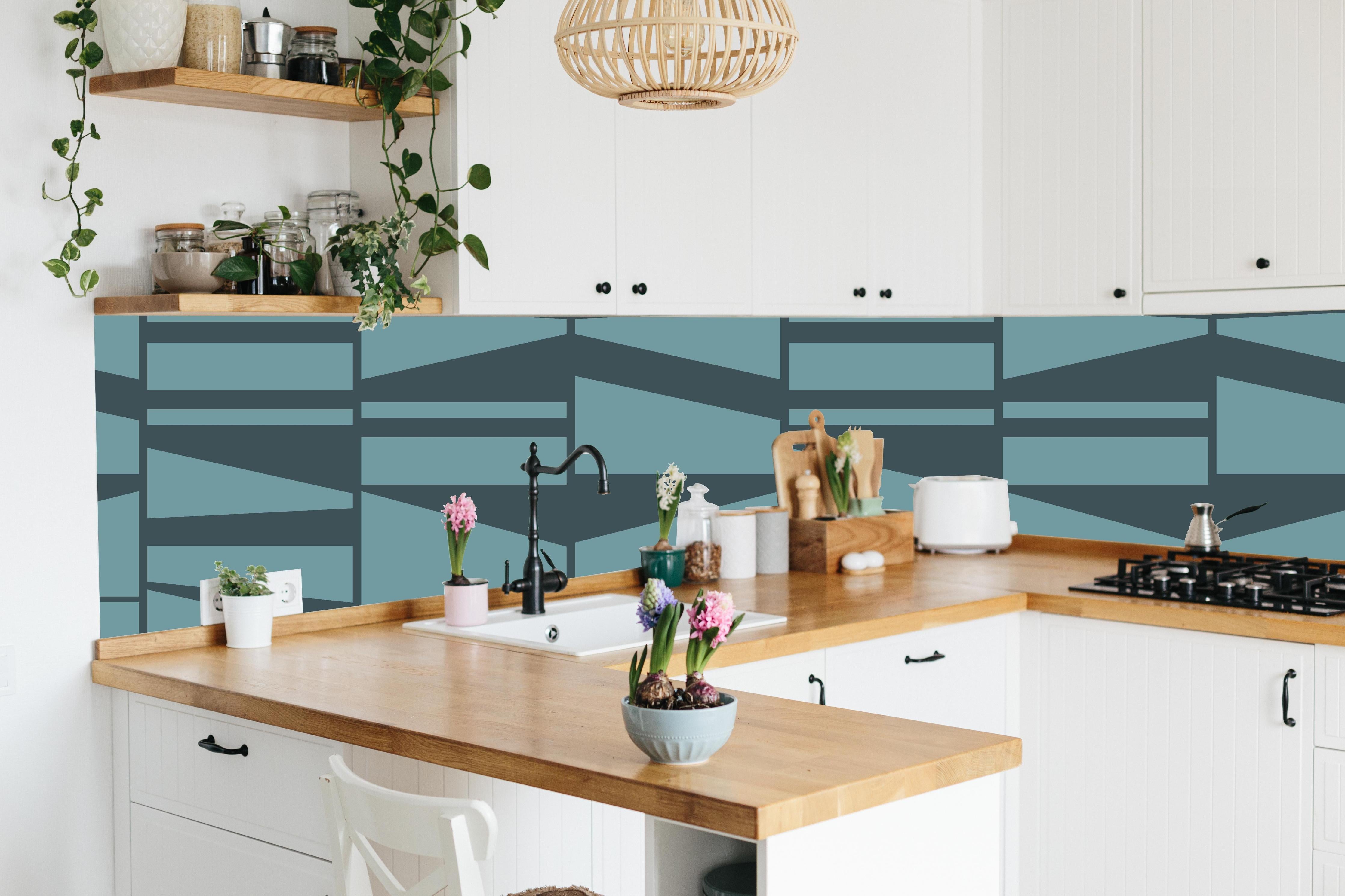 Küche - Modernes blau geometrisches Designmuster hinter weißen Hochglanz-Küchenregalen und schwarzem Wasserhahn