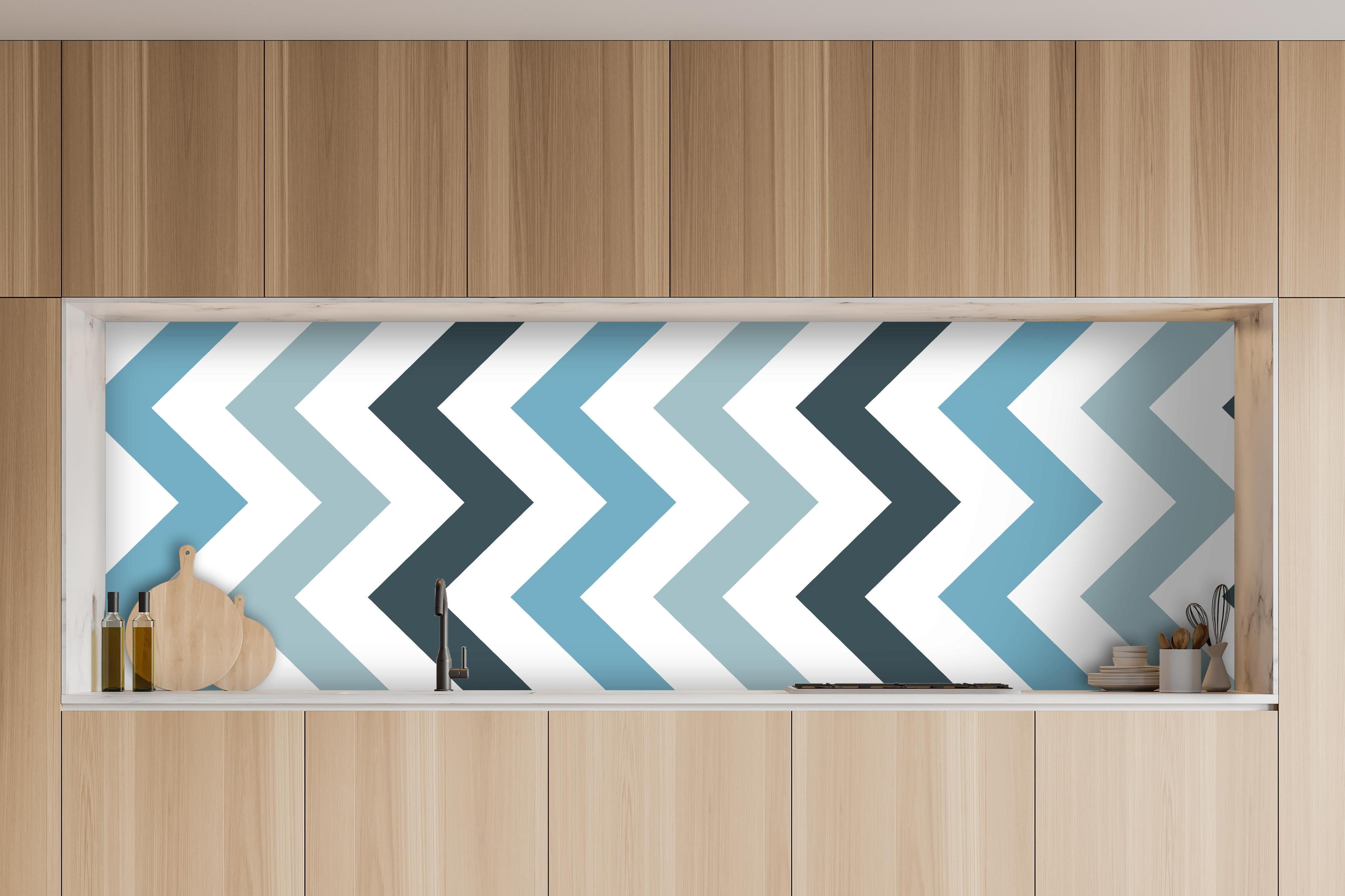 Küche - Modisches Zick-Zack-Muster in Grau und Weiß hinter weißen Hochglanz-Küchenregalen und schwarzem Wasserhahn