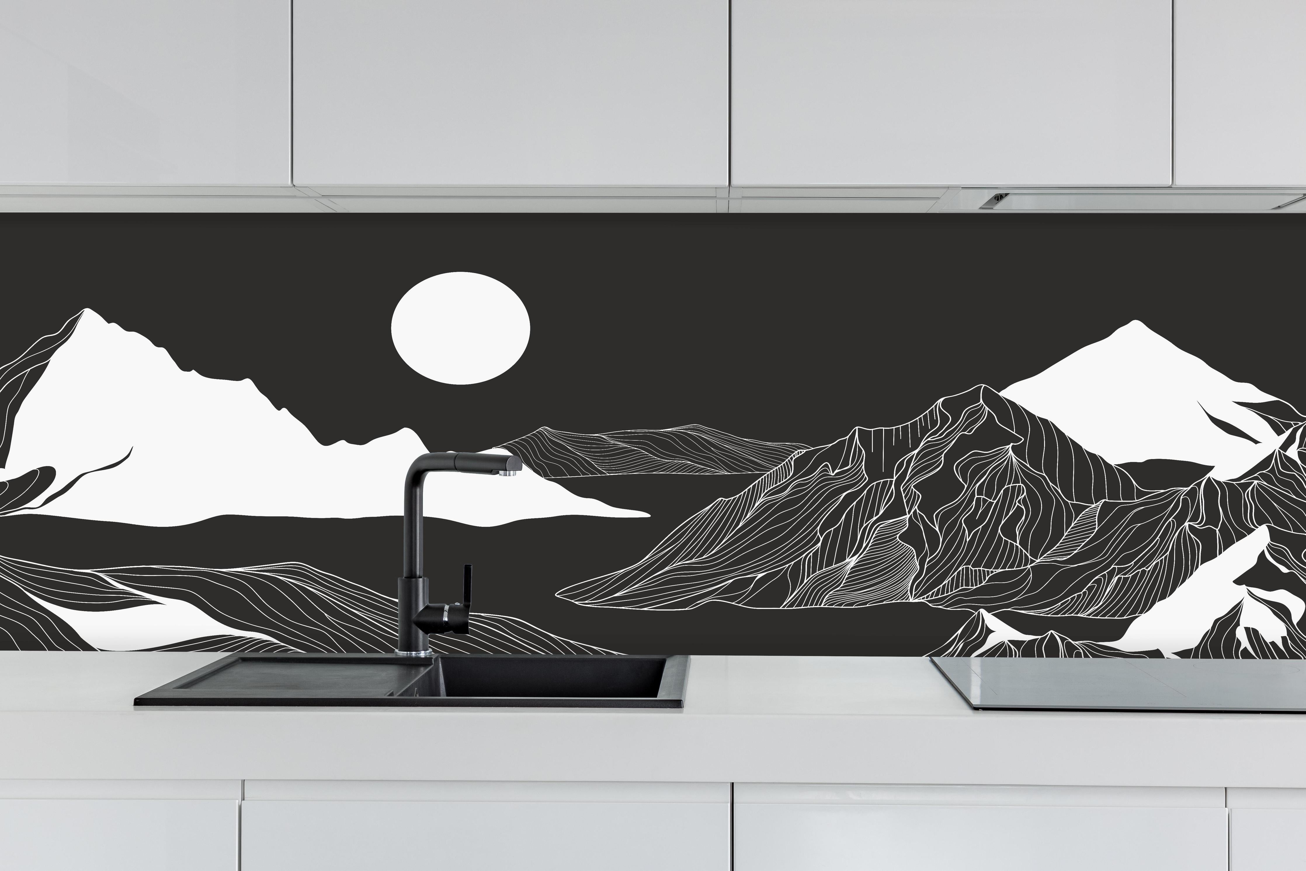 Küche - Monochrome Lineart Berge mit Mond hinter weißen Hochglanz-Küchenregalen und schwarzem Wasserhahn