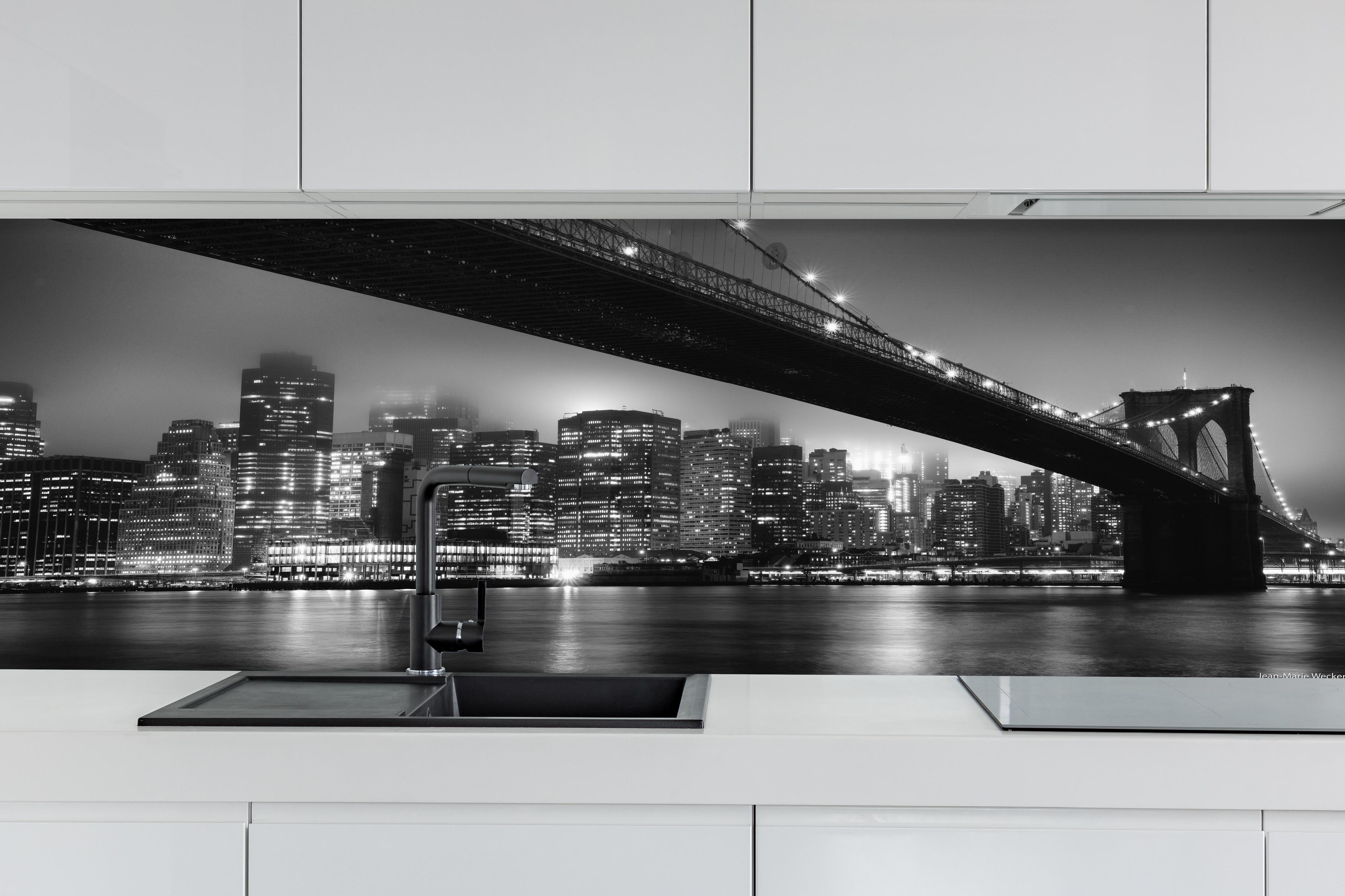 Küche - Monochrome Nachtansicht Stadt Skyline hinter weißen Hochglanz-Küchenregalen und schwarzem Wasserhahn
