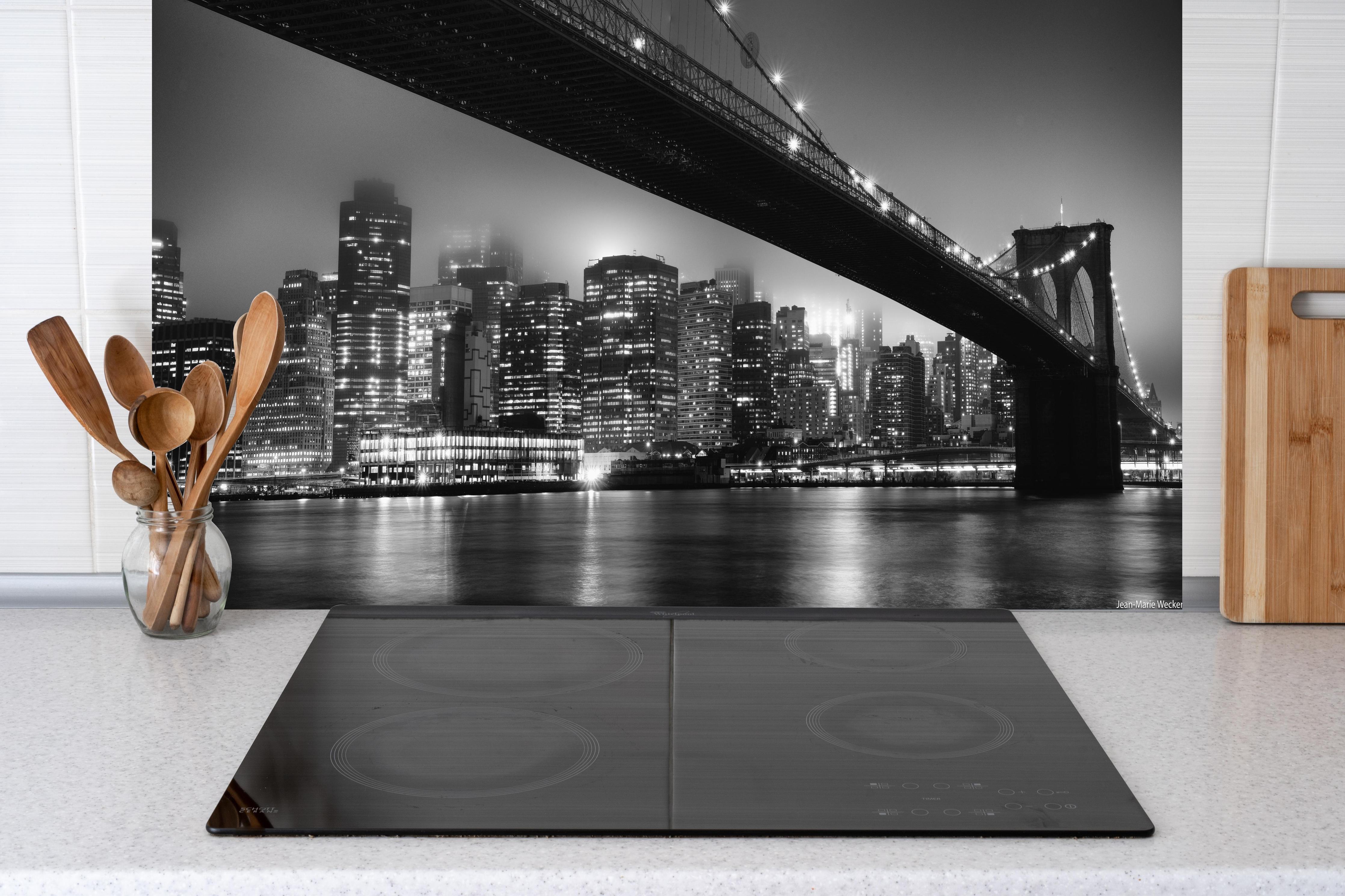 Küche - Monochrome Nachtansicht Stadt Skyline hinter weißen Hochglanz-Küchenregalen und schwarzem Wasserhahn